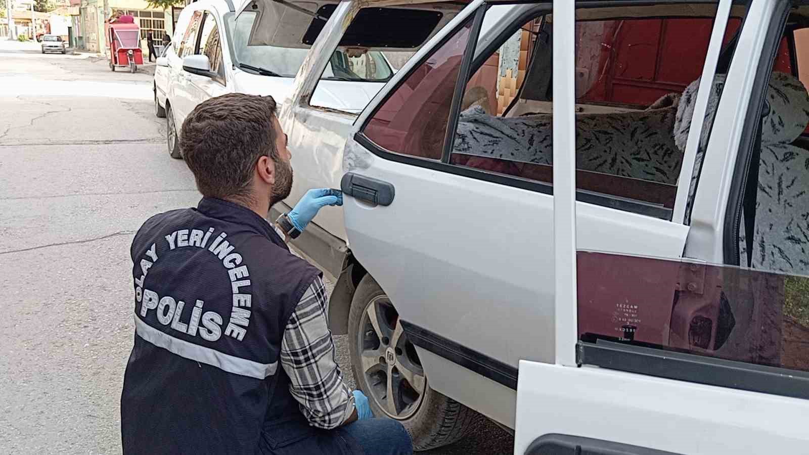 &Ccedil;aldıkları aracı gezdikten sonra bırakıp ka&ccedil;tılar
