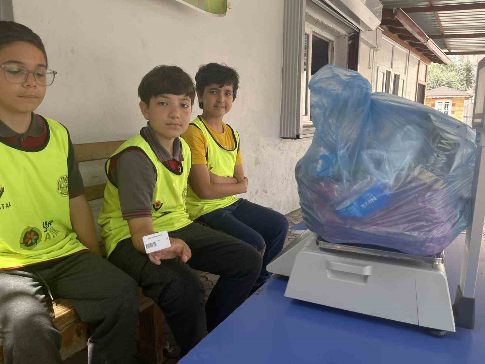 Ödül almak isteyen öğrenciler, okula poşet poşet çöp taşıyor
