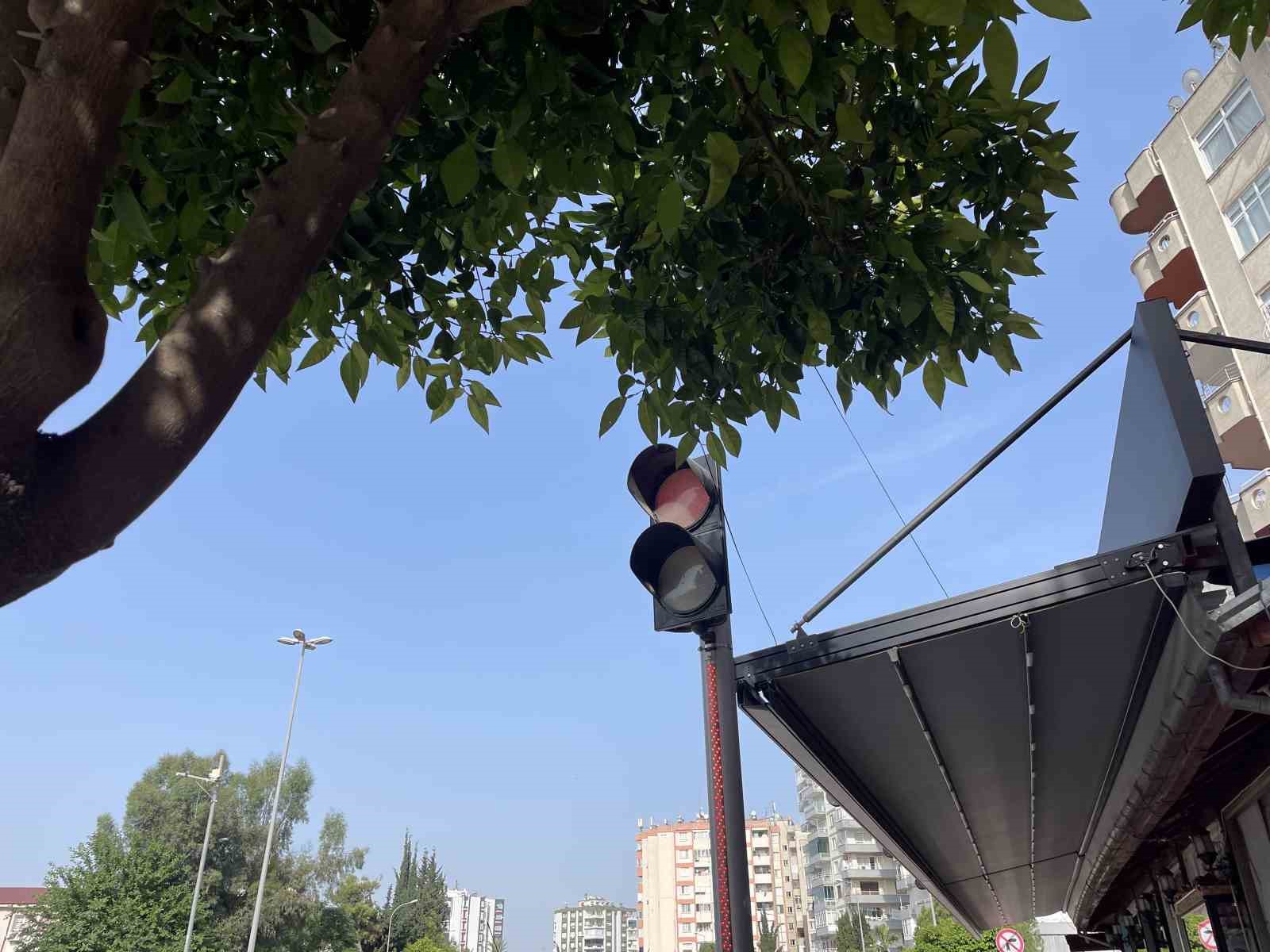 Adana&rsquo;da esnaf &rsquo;&ouml;l&uuml;m&rsquo; kavşağına &ccedil;&ouml;z&uuml;m istiyor

