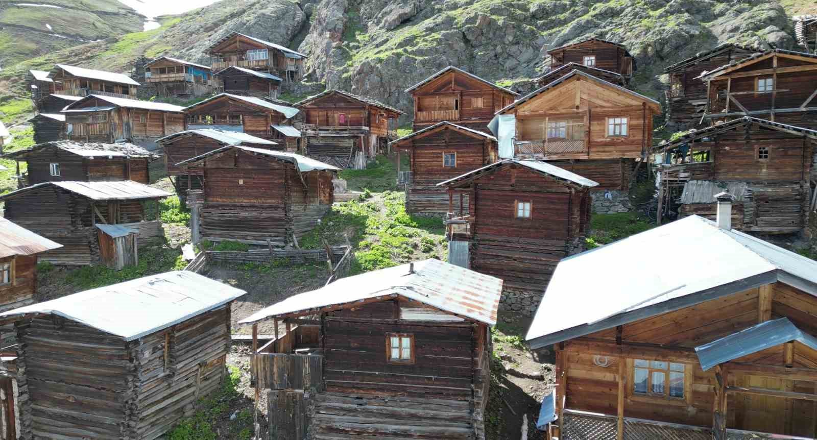 Ahşap mimarisi ile ünlü Yanıklı Köyü Yaylasının muhteşem bahar manzarası
