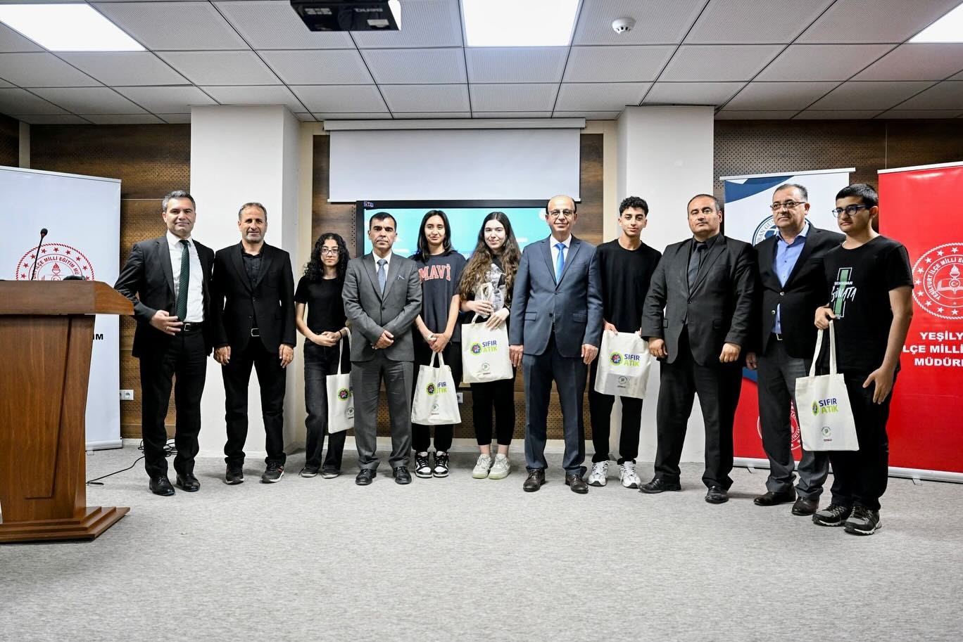 Ge&ccedil;it, &ouml;ğrencilere temiz ve sağlıklı &ccedil;evrenin &ouml;nemini anlattı
