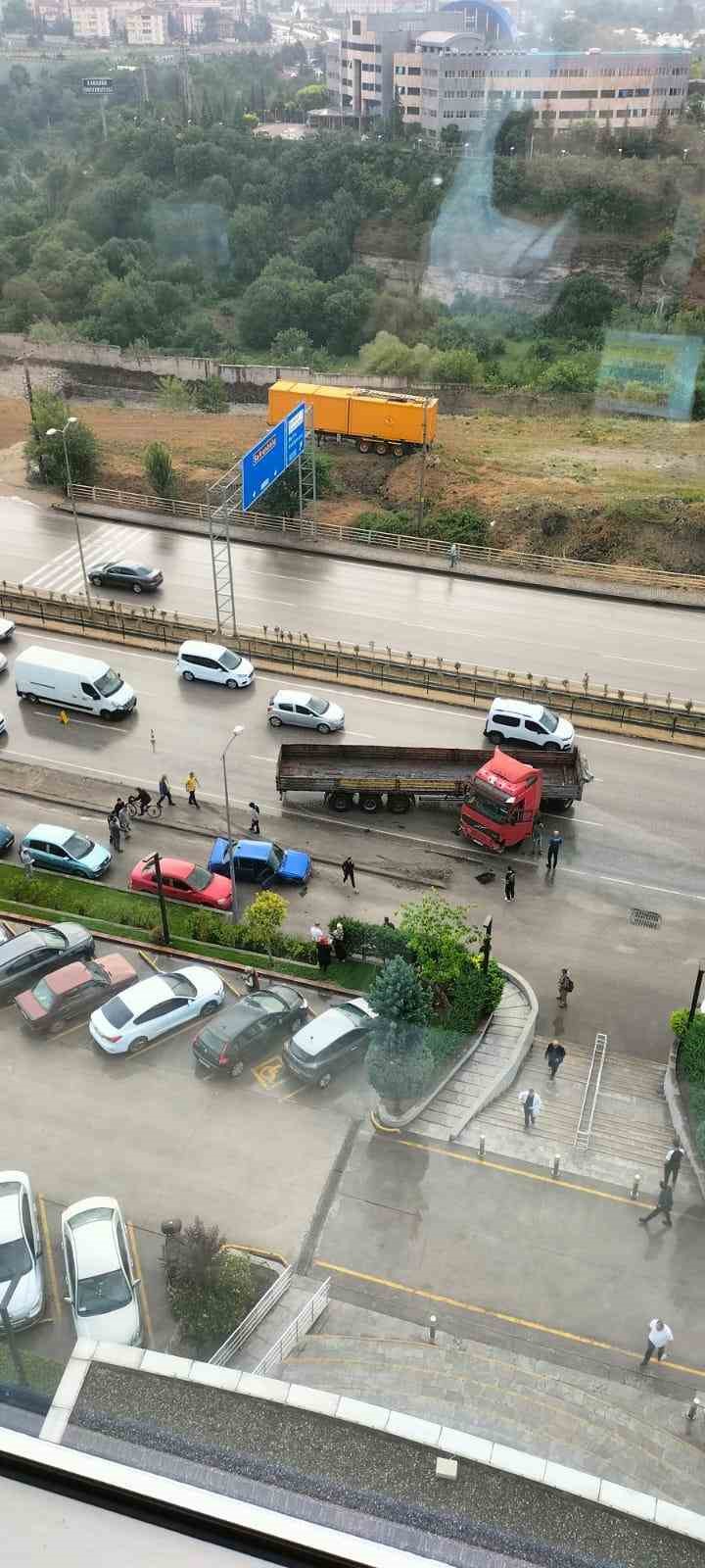 Yağmur sonrası kayganlaşan yolda makaslayan tır otomobile &ccedil;arptı: 1 yaralı
