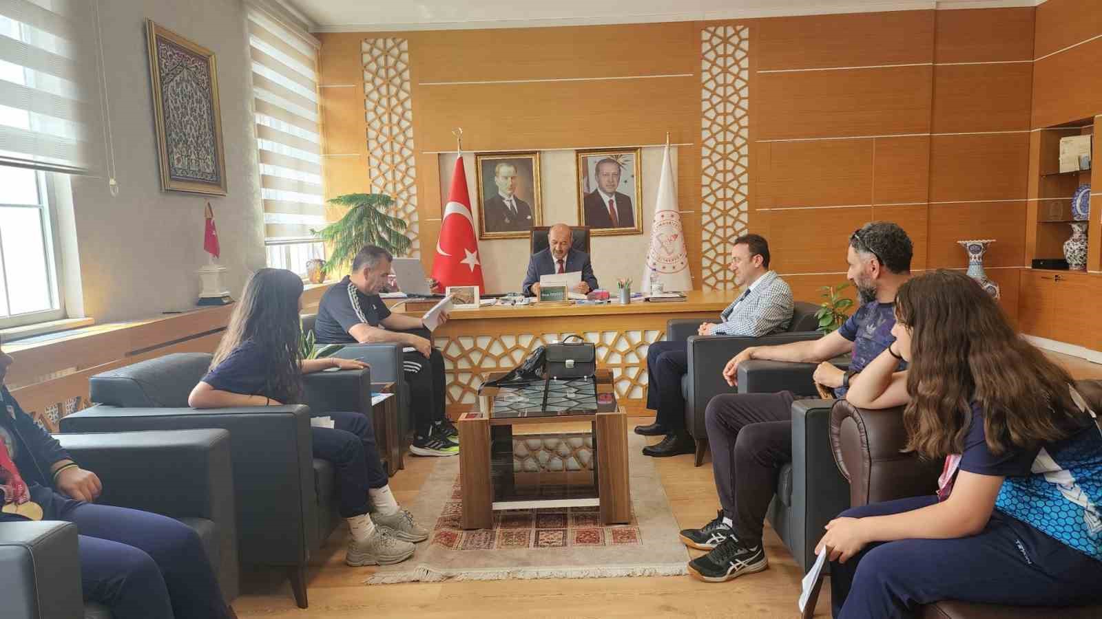 M&uuml;d&uuml;r Başyiğit, Okul Sporlarında derece elde eden &ouml;zel eğitim &ouml;ğrencilerini kabul etti

