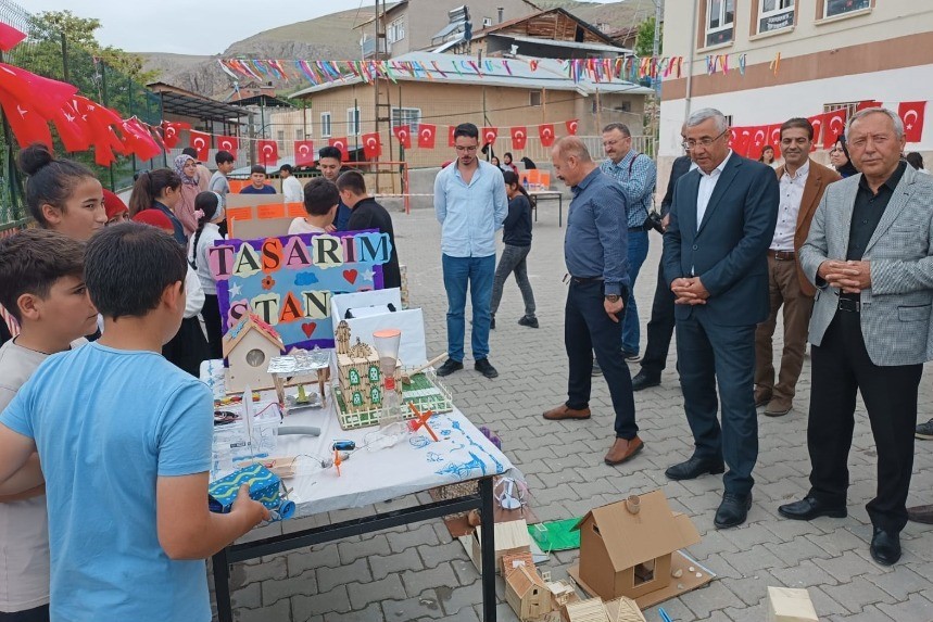 Darende Ayvalı&rsquo;da ilk bilim fuarına ilgi
