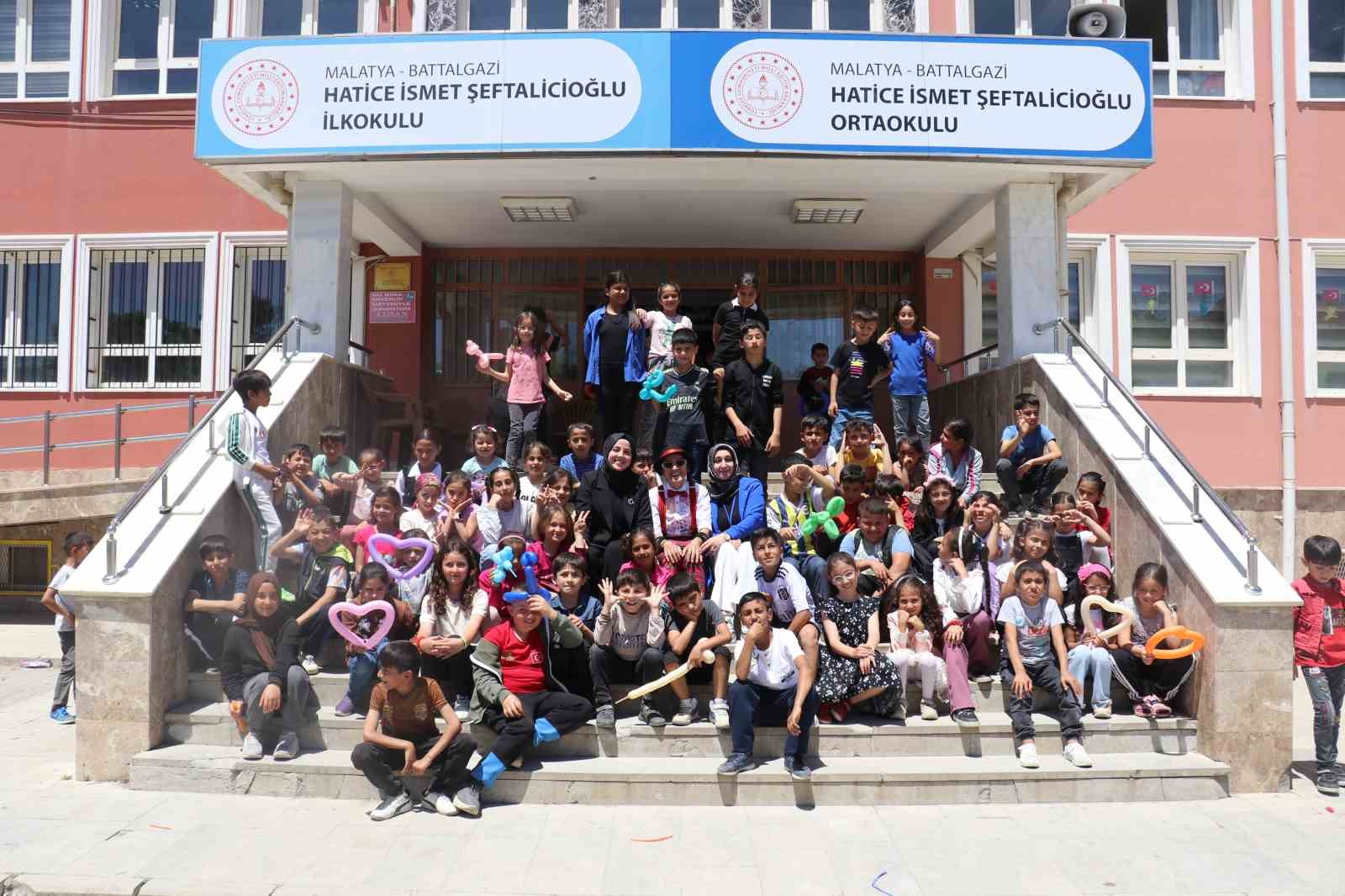 Malatya&rsquo;da okul okul gezip &ouml;ğrencileri eğlendiriyorlar
