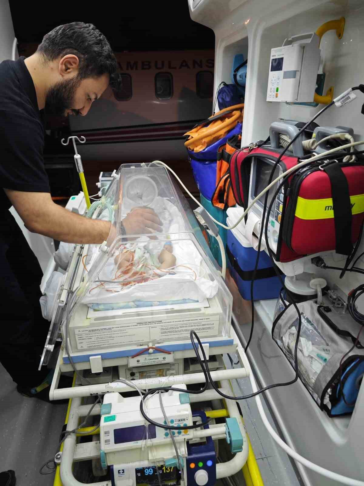 Van&rsquo;da bebek hastalar ambulans u&ccedil;akla İstanbul&rsquo;a sevk edildi
