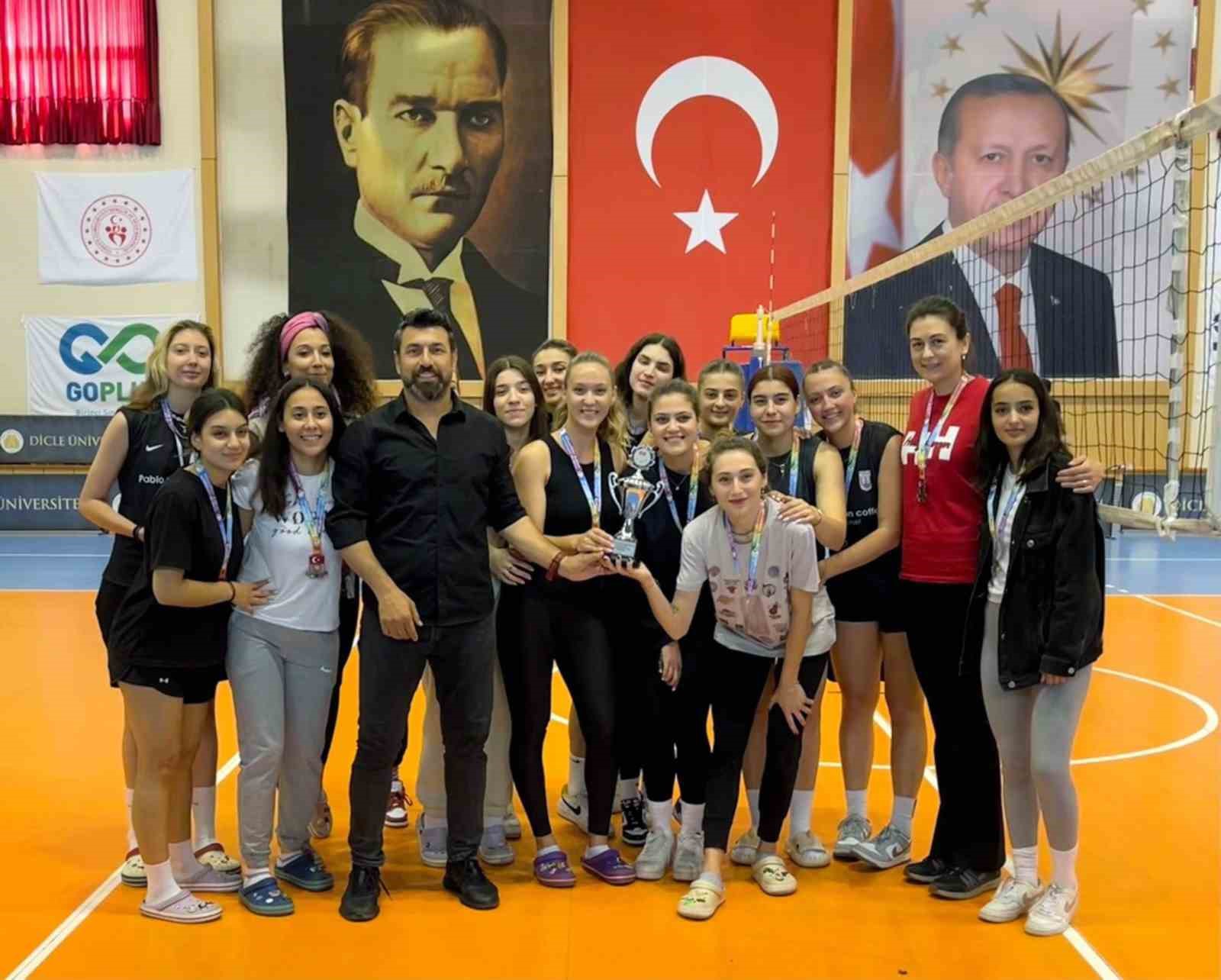 MSKÜ kadın Voleybol takımı süper lige yükseldi
