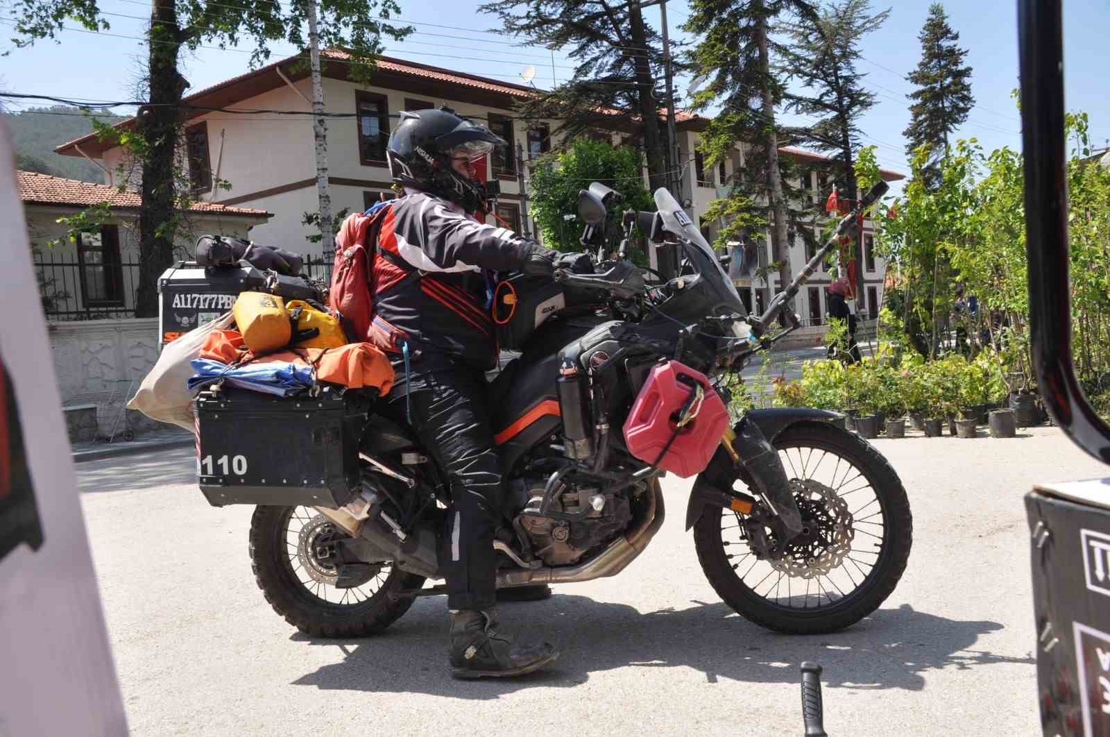 Taylandlı turist Türkiye’yi motosikletiyle şehir şehir geziyor
