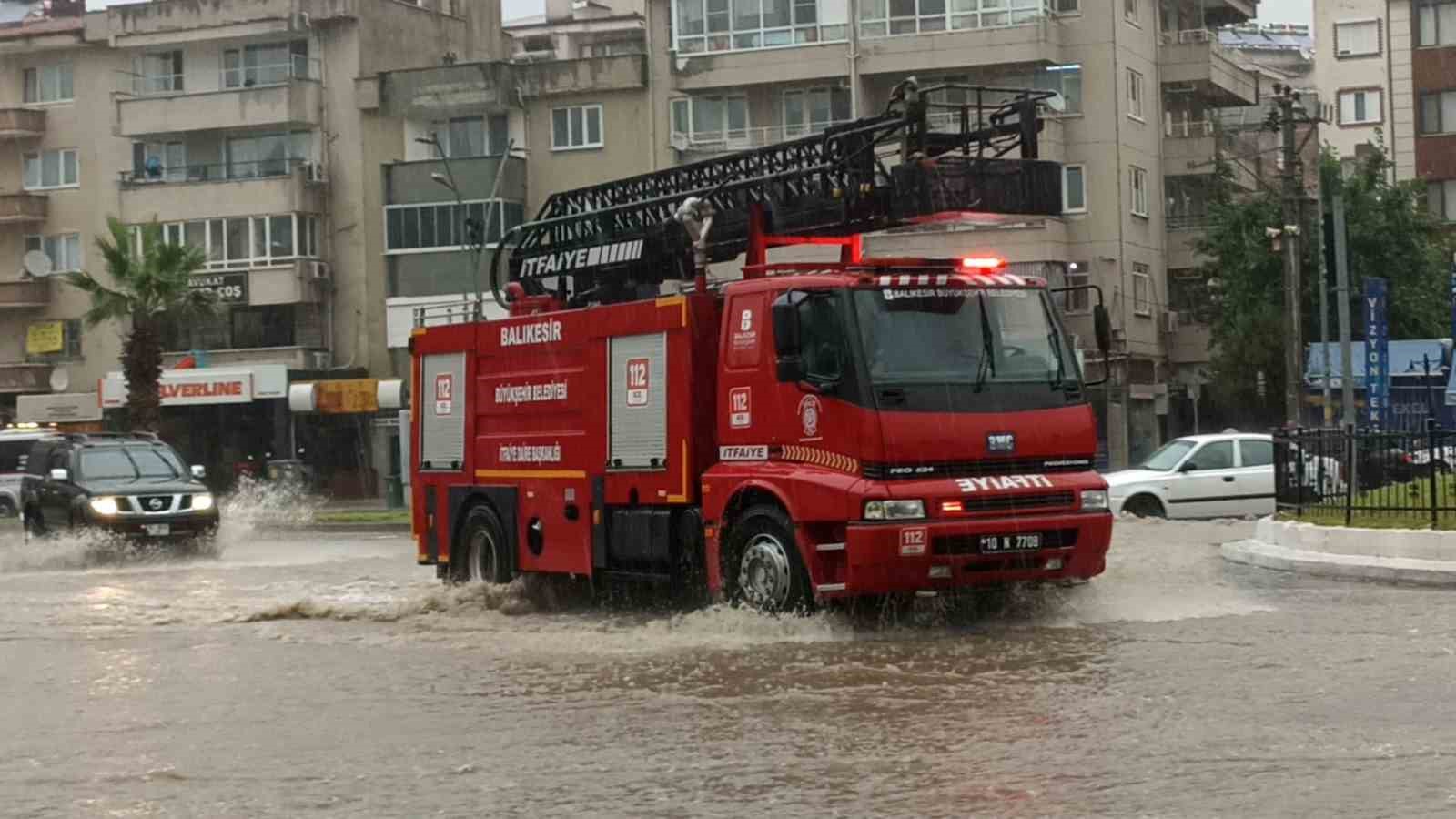 Edremit&rsquo;te yağıştan dolayı bir&ccedil;ok işyerini su bastı

