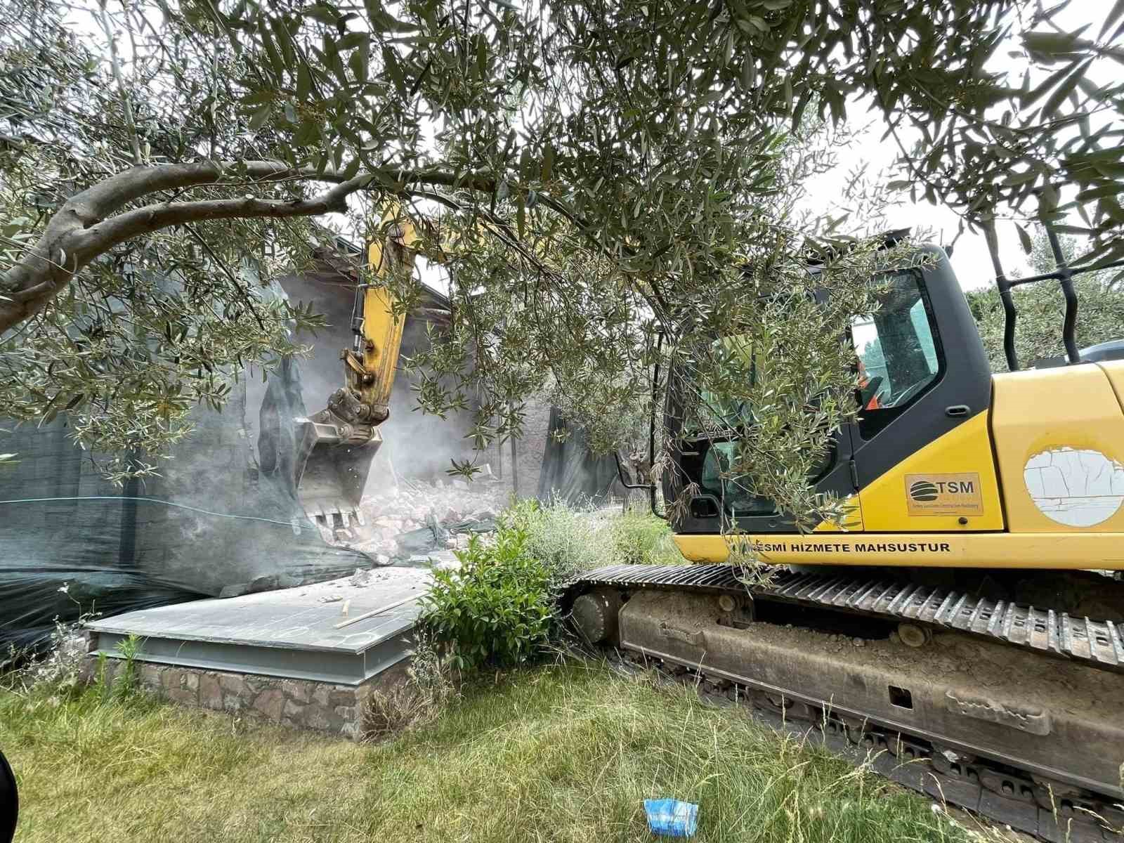 Ayvacık’ta kaçak yapı yıkım çalışmaları sürüyor