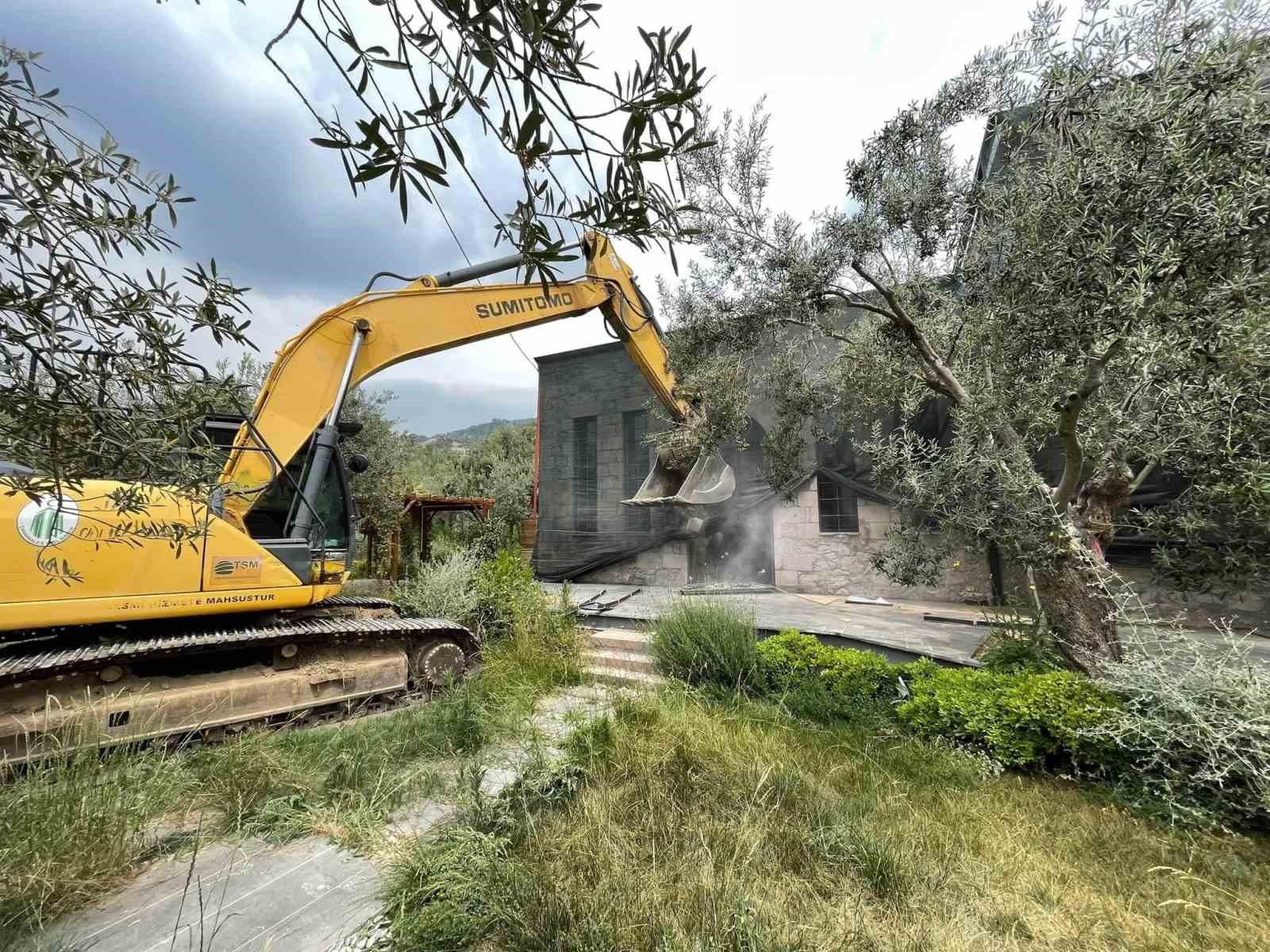 Ayvacık&rsquo;ta ka&ccedil;ak yapı yıkım &ccedil;alışmaları s&uuml;r&uuml;yor
