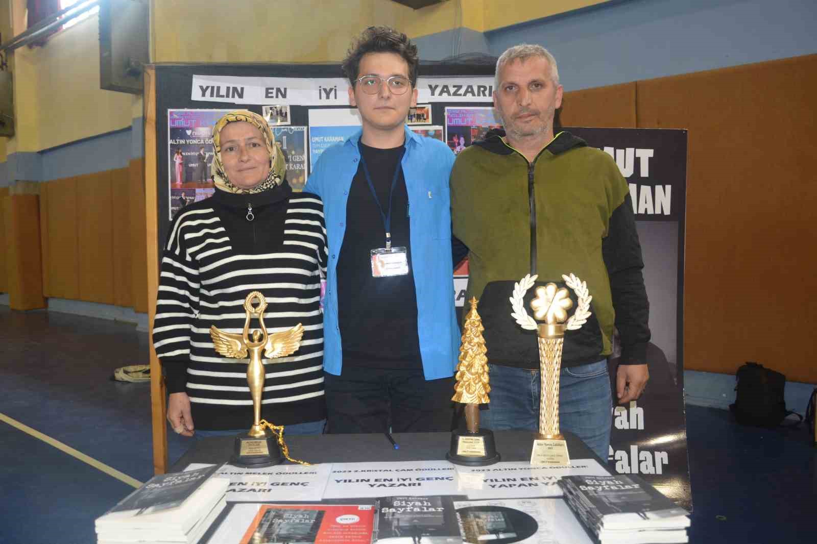 Yalnızlığını kitaplara anlattı, yılın en gen&ccedil; yazarı olarak 3 &ouml;d&uuml;l birden aldı
