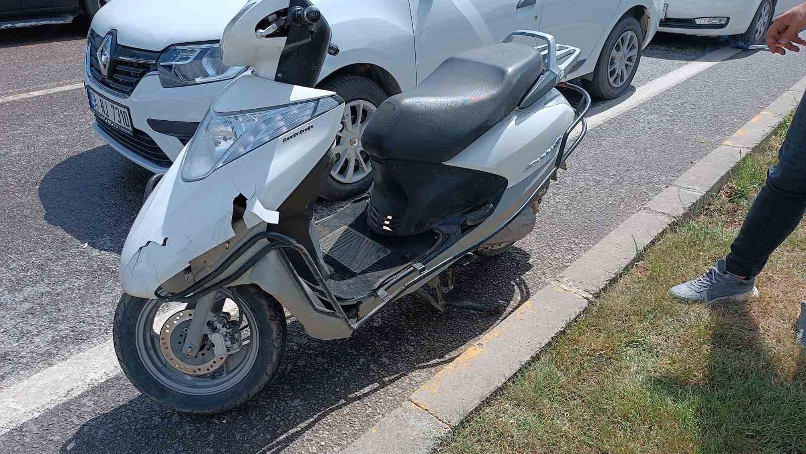 Devrilen motosikletin s&uuml;r&uuml;c&uuml;s&uuml; yaralandı
