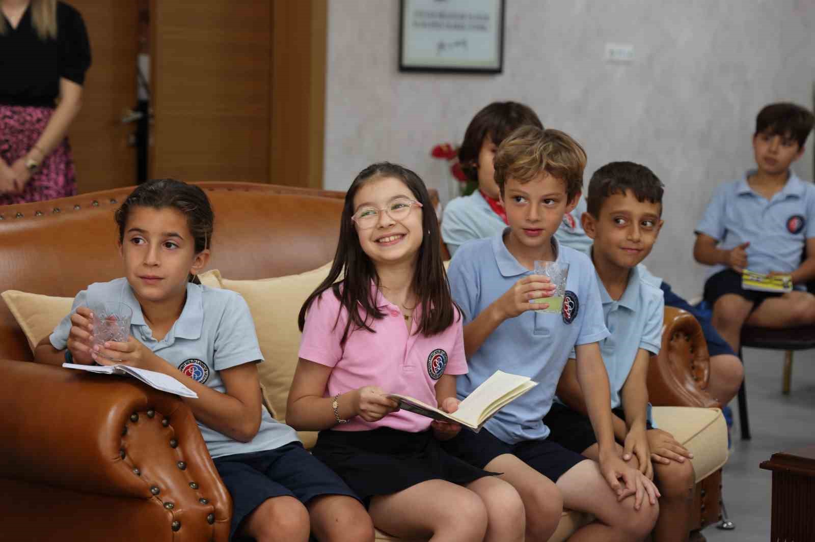 Minik &ouml;ğrenciler Başkan &Uuml;nl&uuml;&rsquo;y&uuml; soru yağmuruna tuttu
