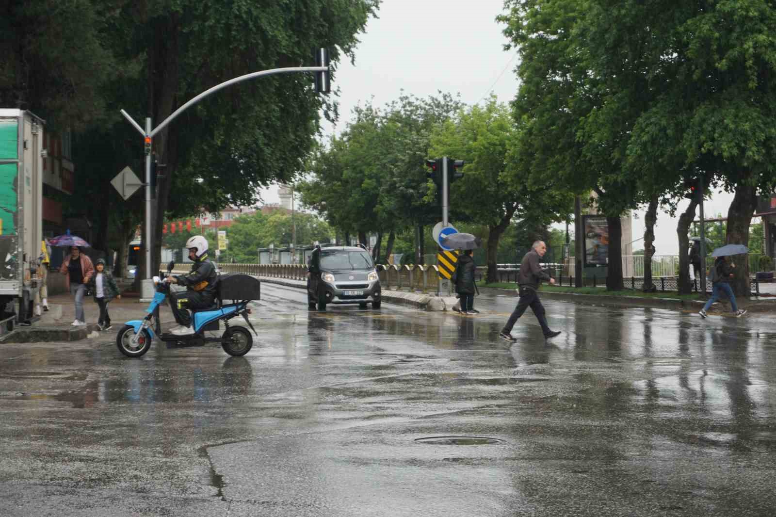 Edirne’de sağanak yağış etkili oldu
