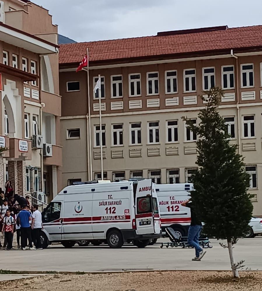 Velinin dağıttığı tavuklu pilavdan &ouml;ğretmen ve &ouml;ğrenciler zehirlendi
