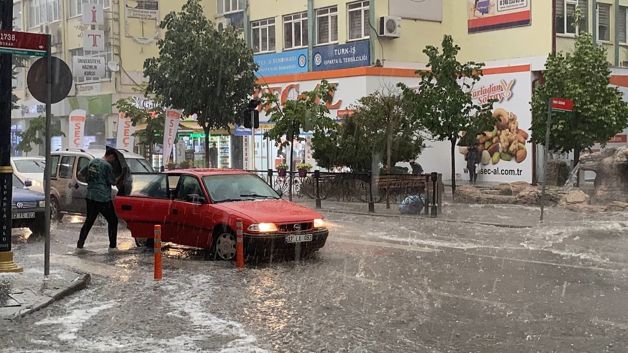 Isparta’da dolu yağışı etkili oldu, sürücüler zor anlar yaşadı
