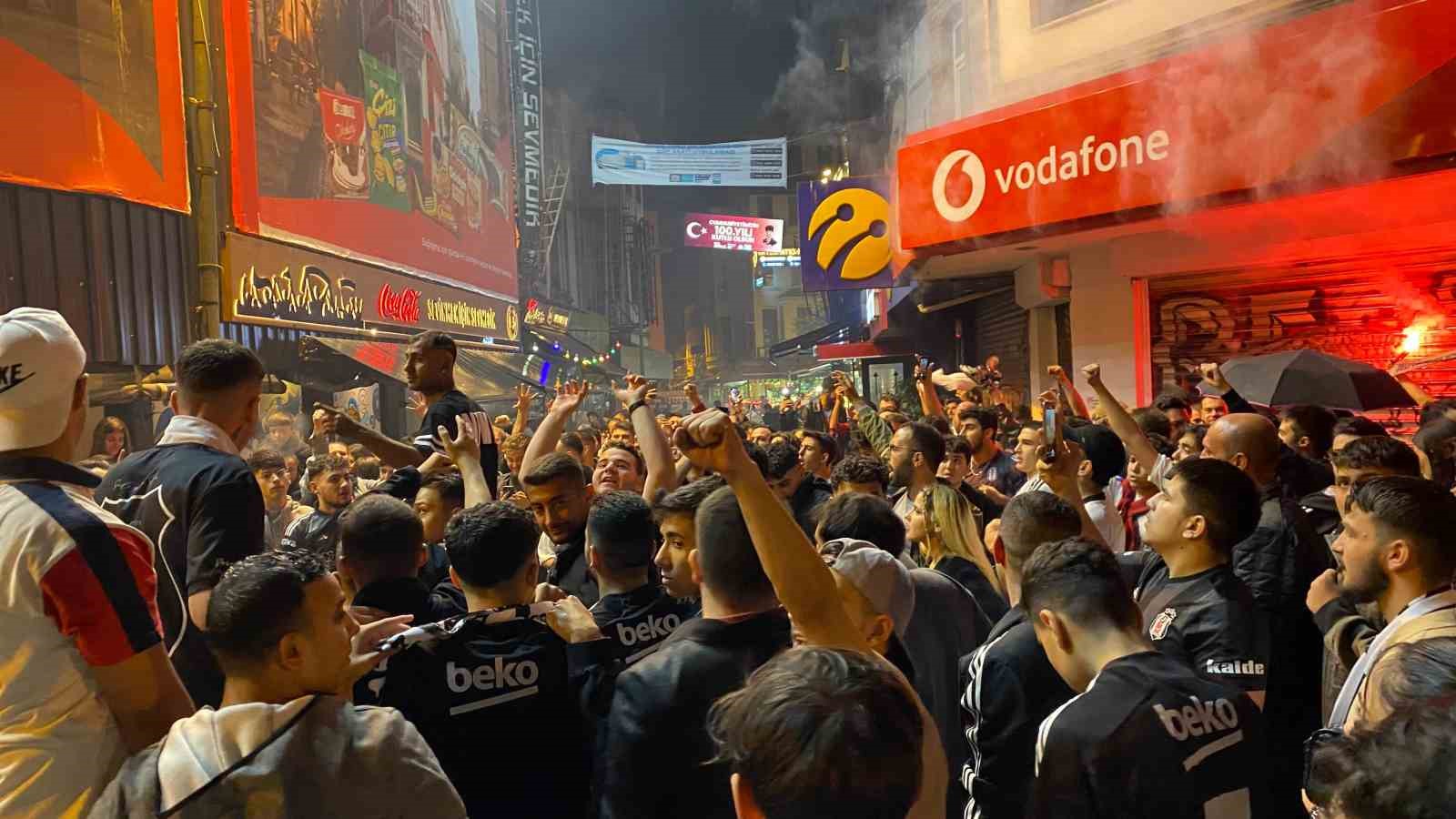 Beşiktaş Çarşı’da kupa coşkusu
