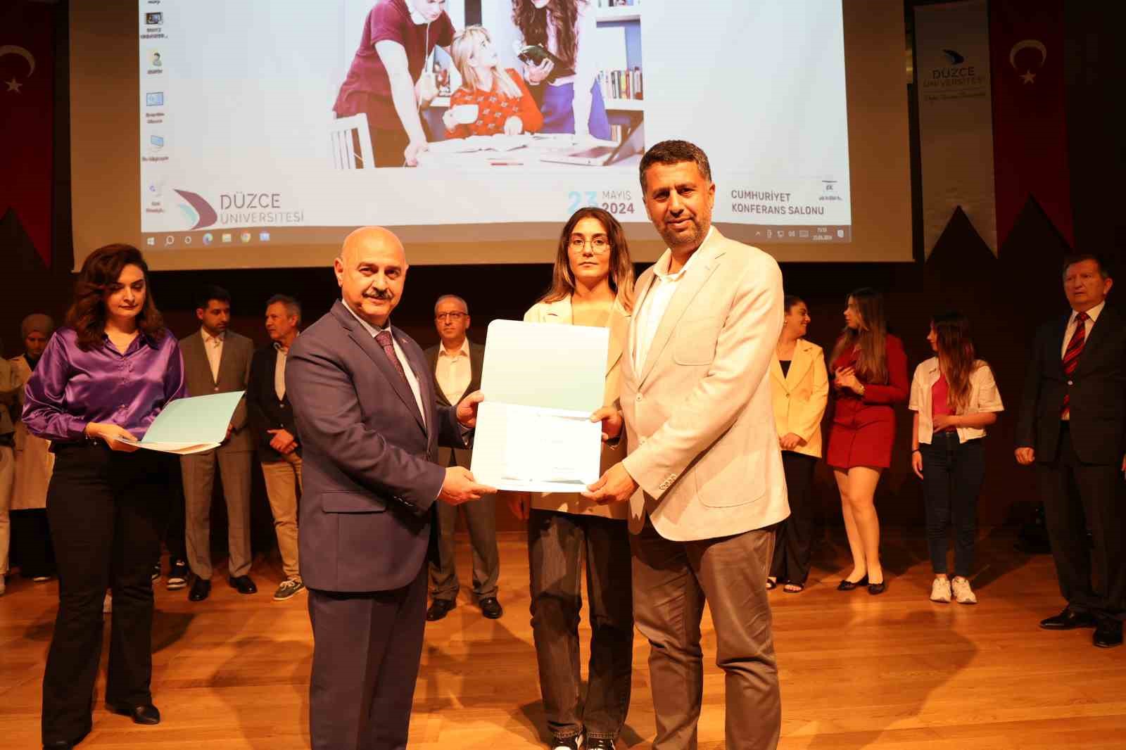 Fikrini projelendiren &ouml;ğrenciler &ouml;d&uuml;llendirildi
