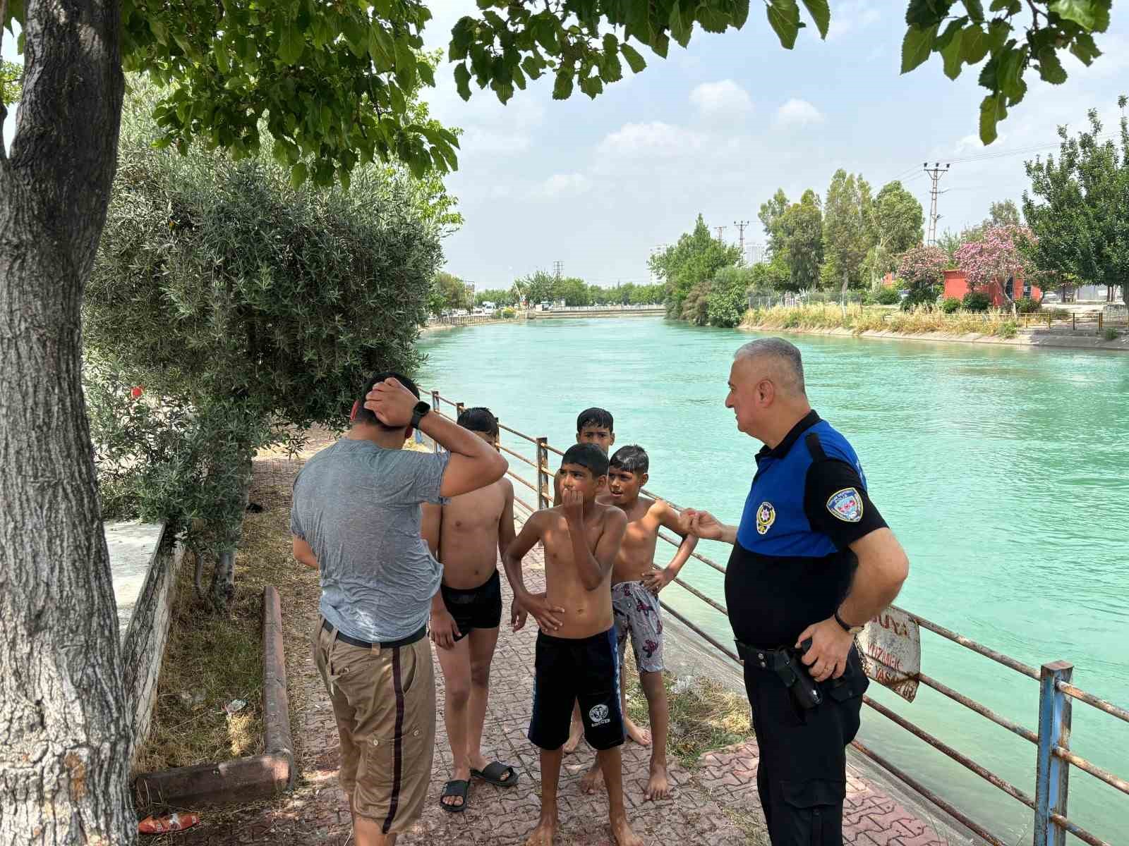 Adana&rsquo;da polis sulama kanalına giren gen&ccedil;leri uyardı
