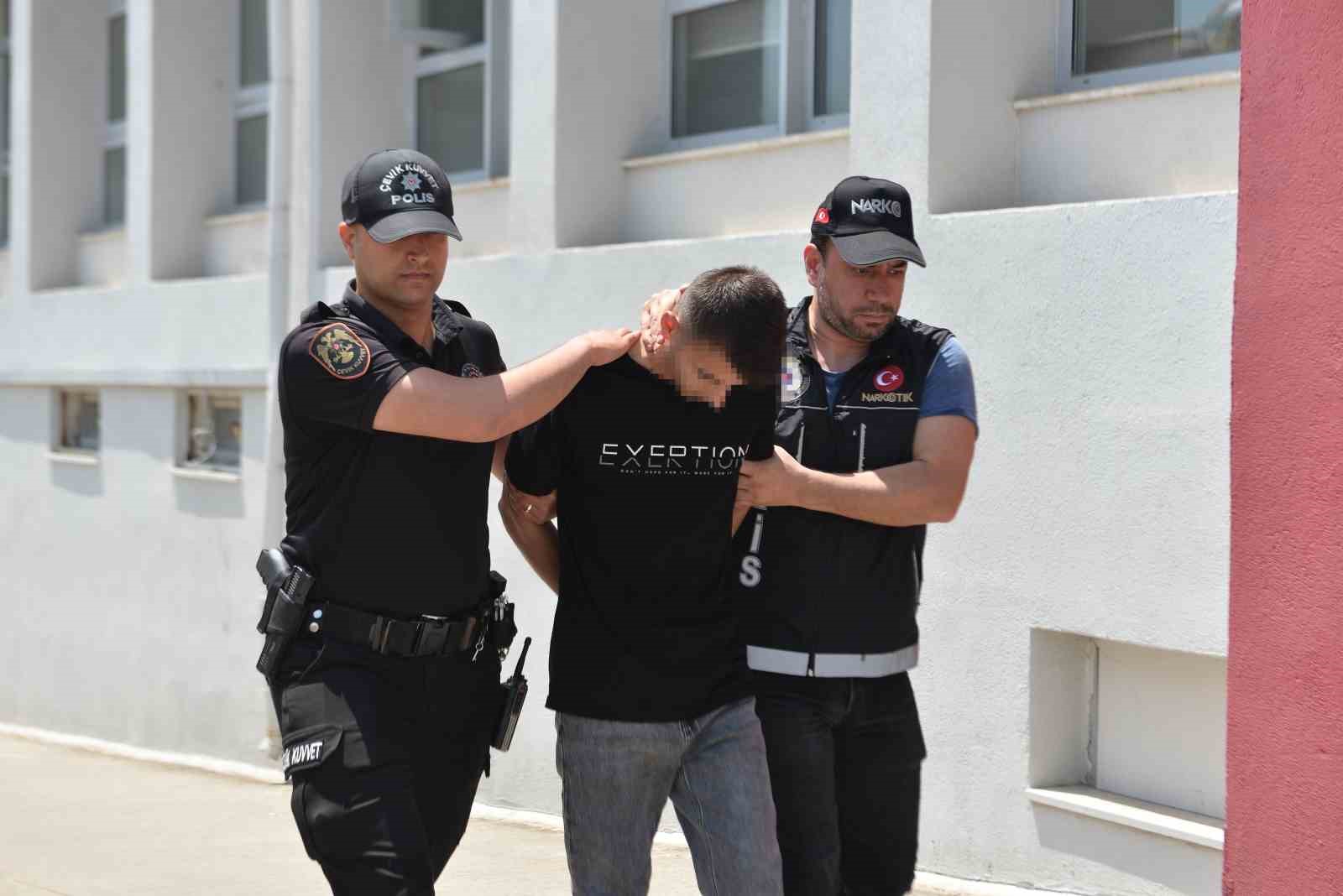 Narkotik polisleri, kamyonette 4 kilo 400 gram esrar ele ge&ccedil;irdi
