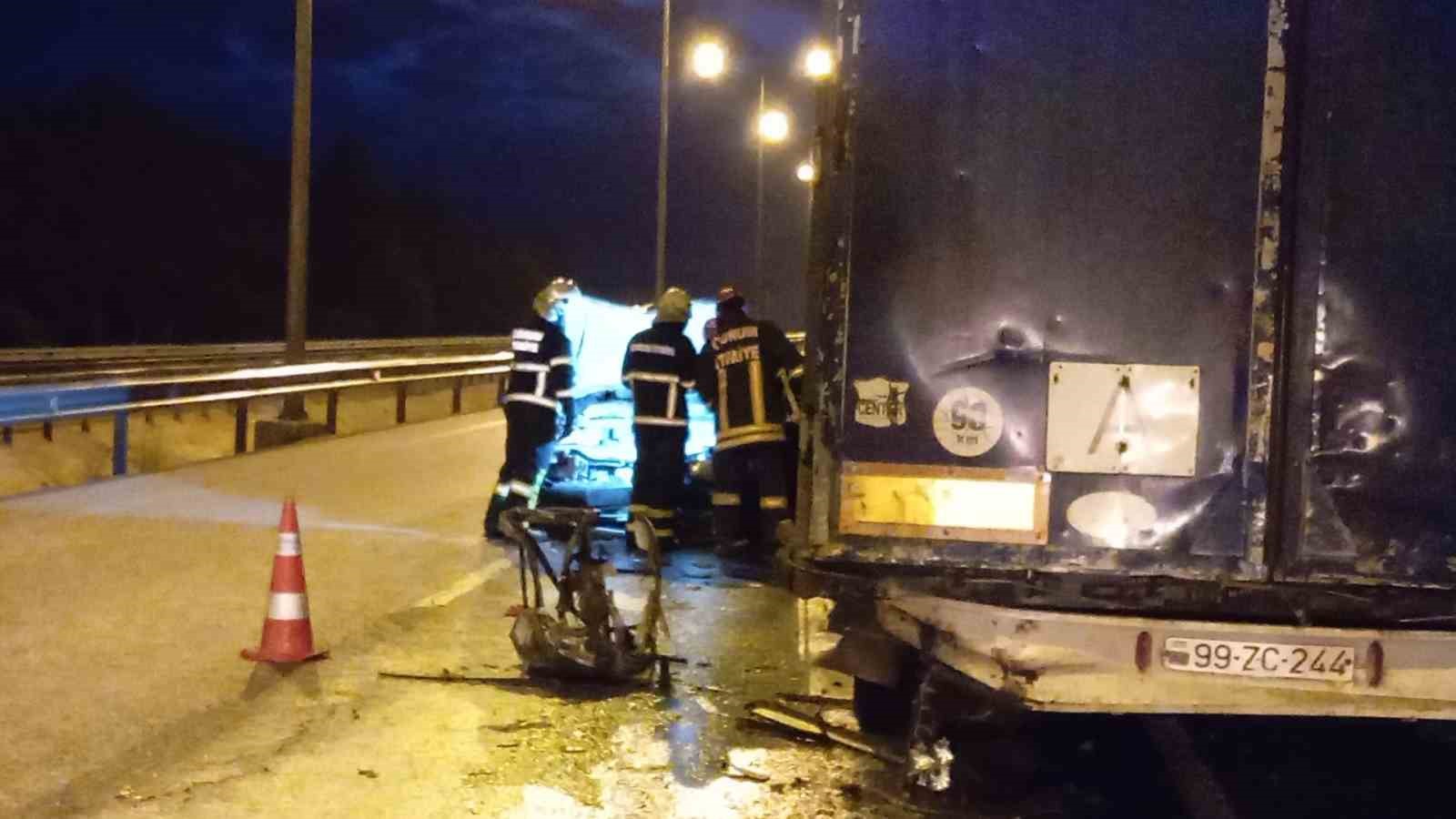Tıra &ccedil;arpan otomobil hurdaya d&ouml;nd&uuml;: 1 yaralı
