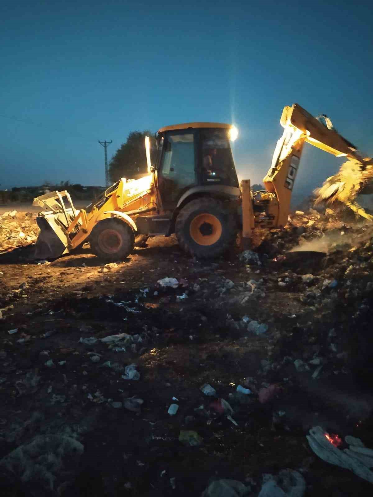 Kumlu’da çöp yangını kepçe yardımıyla söndürüldü
