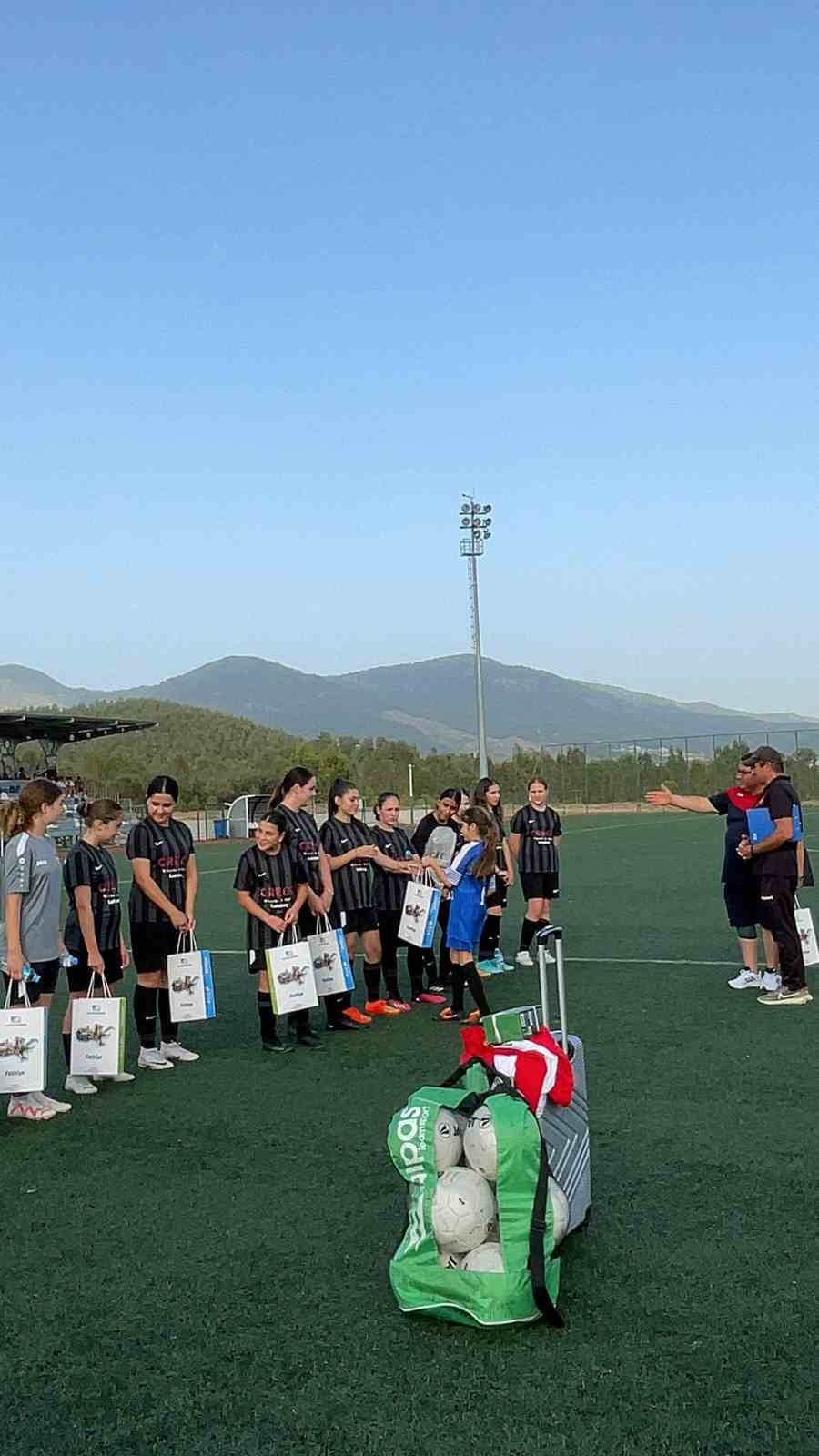 Fethiye&rsquo;nin kadın futbol takımı &ccedil;alışmalarını s&uuml;rd&uuml;r&uuml;yor
