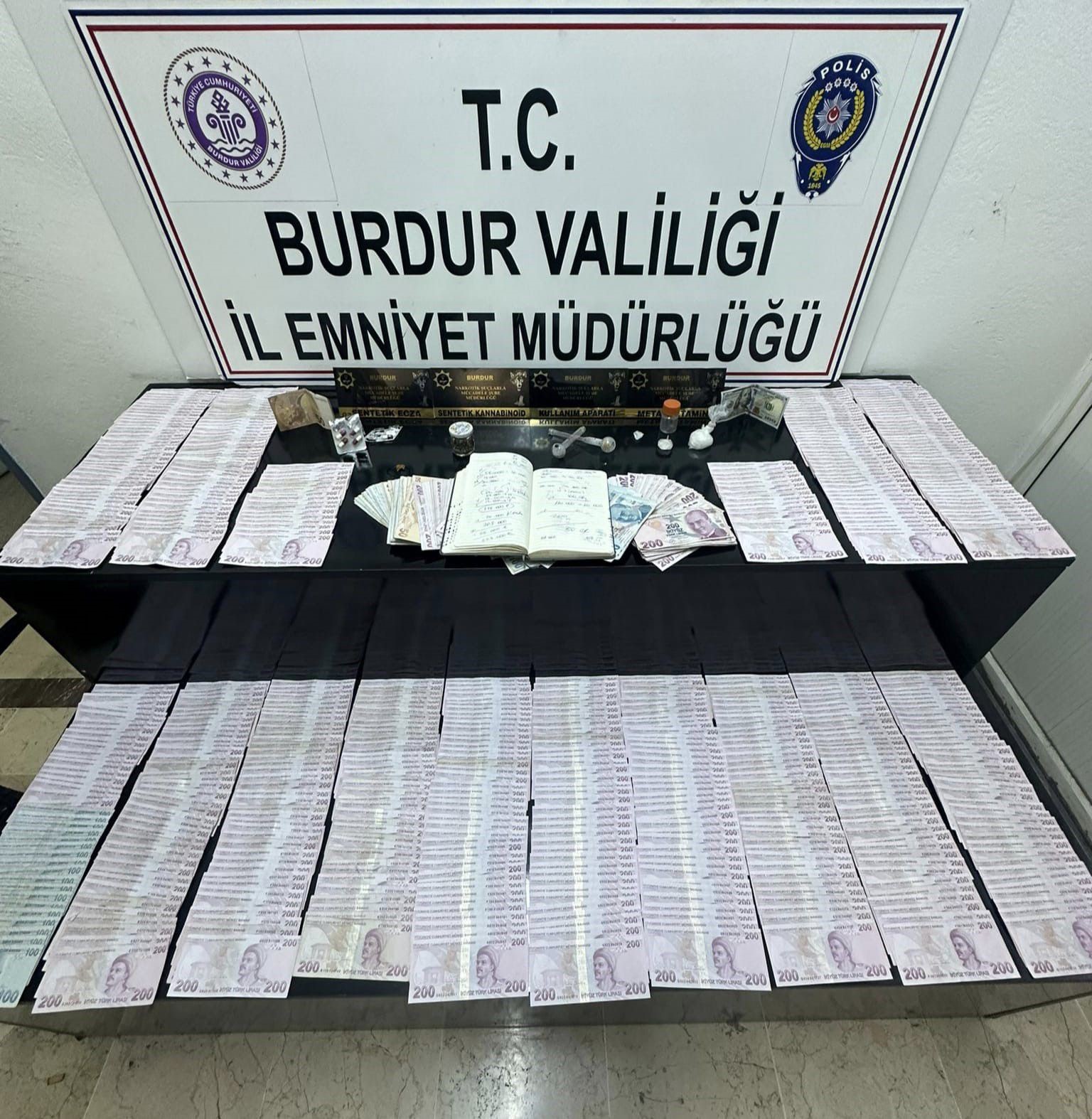 Burdur&rsquo;da durdurulan ara&ccedil;ta uyuşturucu &ccedil;ıktı, 4 ş&uuml;pheli tutuklandı
