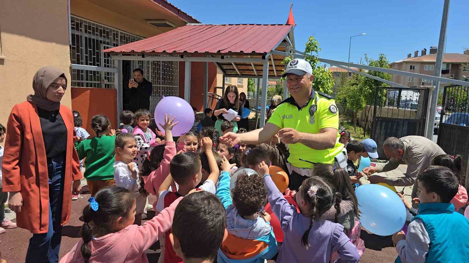 Trafik ekipleri anaokulu &ouml;ğrencilerini bilgilendirdi
