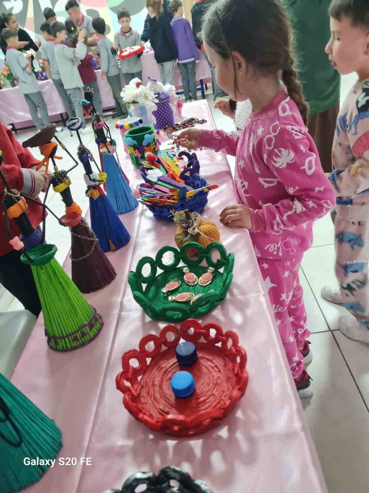 Ortaokul &ouml;ğrencilerinden el emeği &uuml;r&uuml;nlerinden bağış
