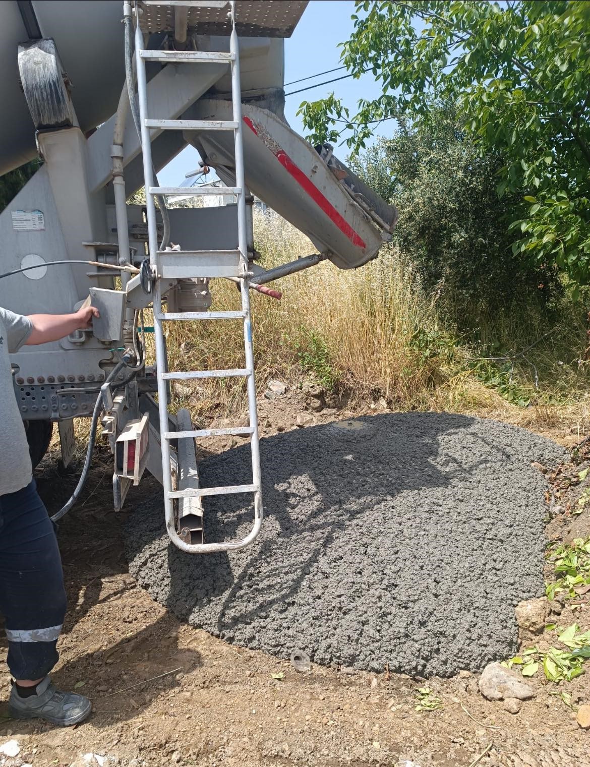 Yol kenarına beton döküp çevreyi kirleten mikser sürücüsü ile beton şirketine 40 bin lira ceza
