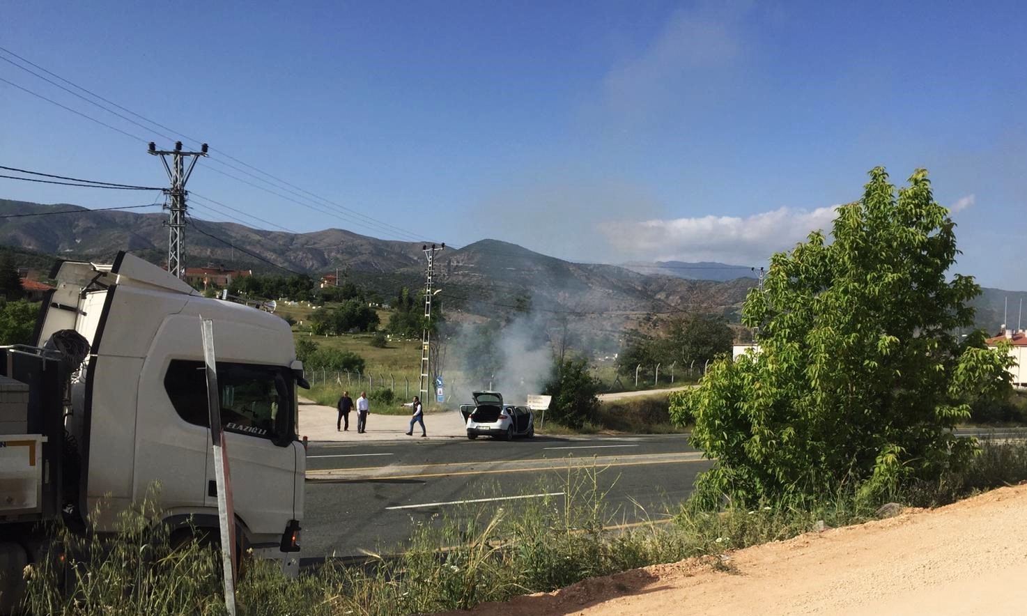 Elazığ’da trafik kazası: Çarpışan otomobillerden biri alev alev yandı, 1 kişi öldü 6 kişi yaralandı