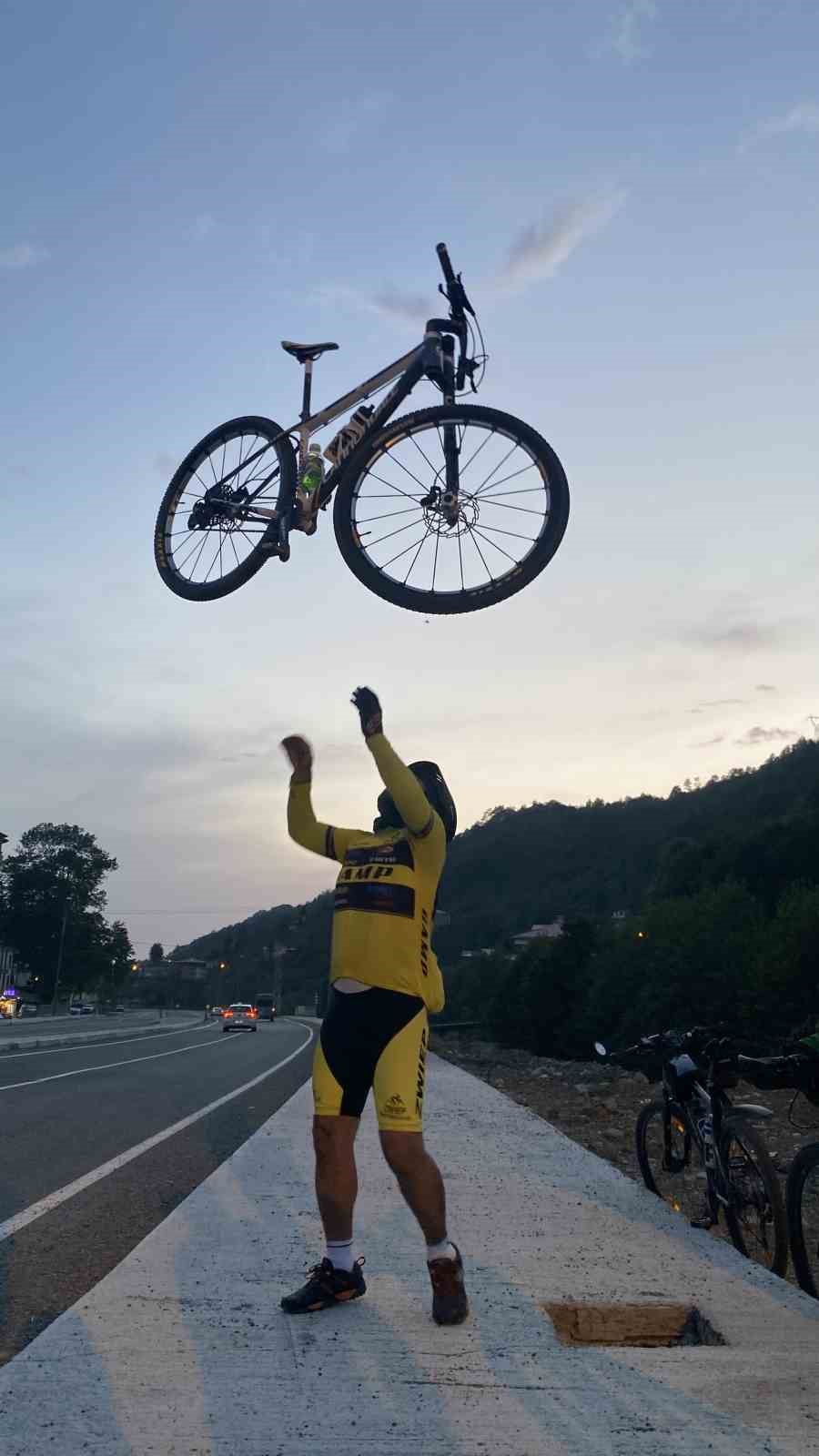 İranlı bisikletçiler ’Dünya yeşil kalsın, savaş olmasın’ diye pedal çevirdiler
