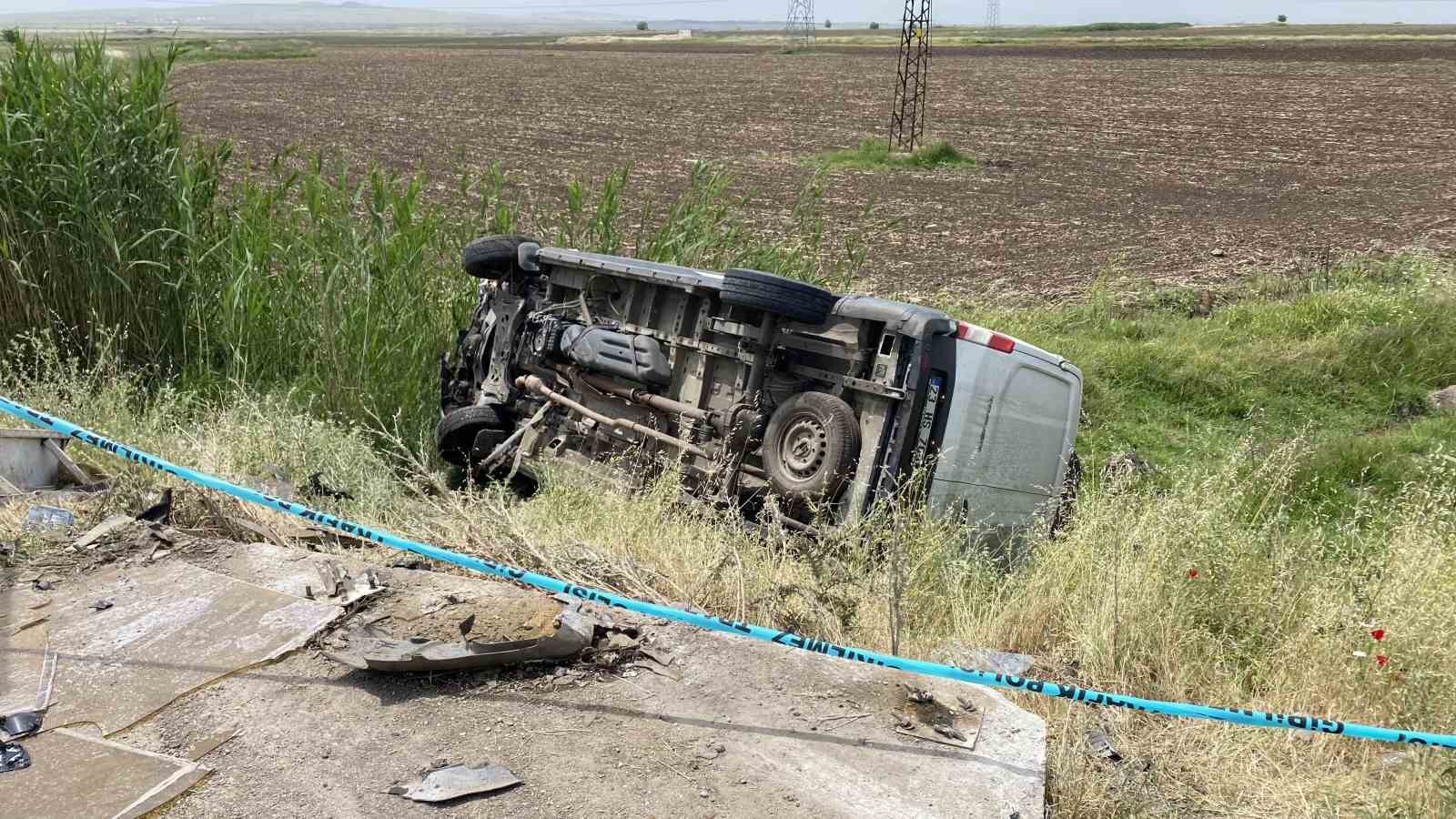 Diyarbakır&rsquo;da minib&uuml;s ile otomobil &ccedil;arpıştı: 4 yaralı
