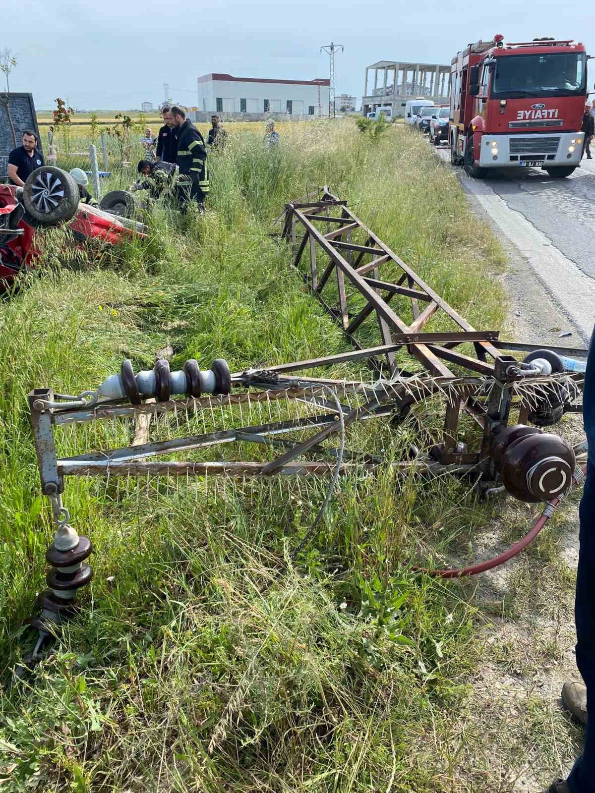 Kontrolden &ccedil;ıkan otomobil elektrik direğine &ccedil;aptı: Teller yola d&uuml;şt&uuml;
