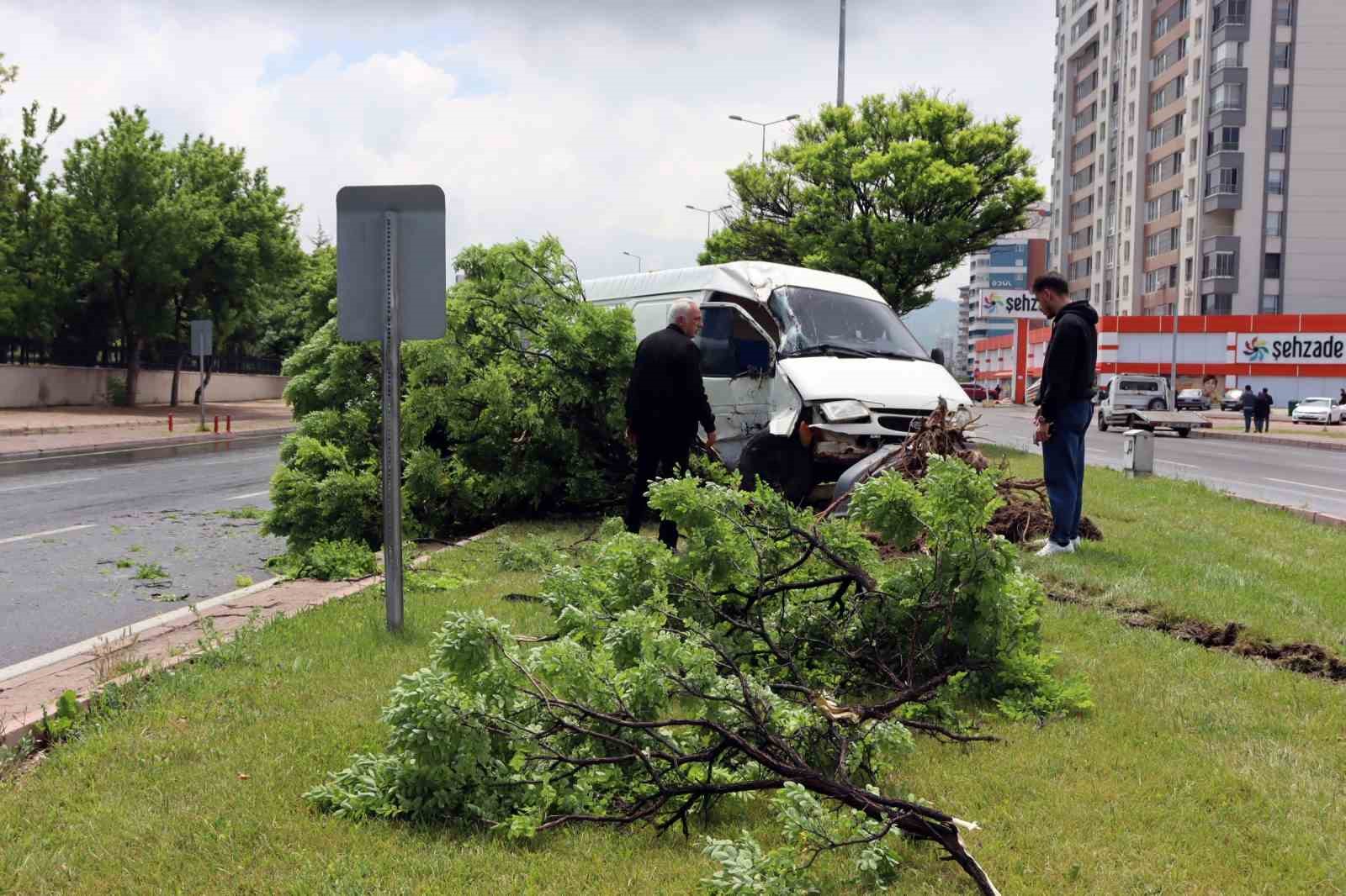 Yoldan çıkan panelvan araç refüjdeki ağaca çarptı: 1’i ağır 2 yaralı
