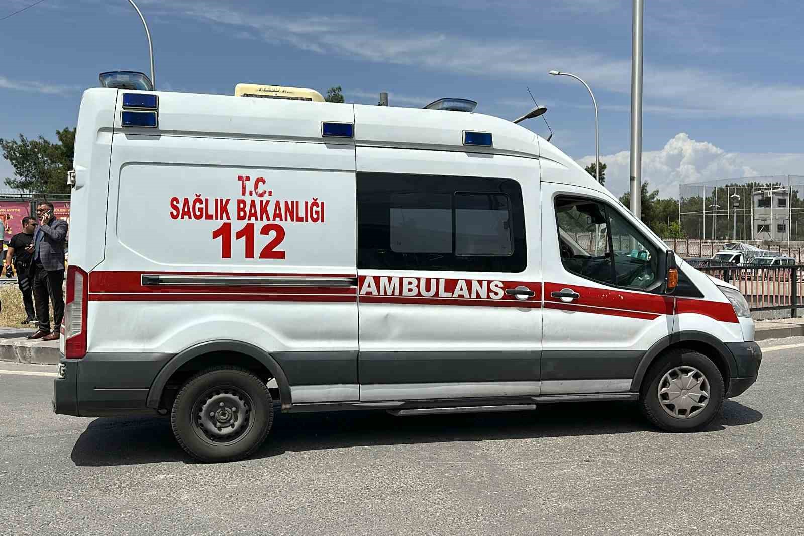 Diyarbakır&rsquo;da bir avukat, tartıştığı eski eşinin yakınını silahla yaraladı
