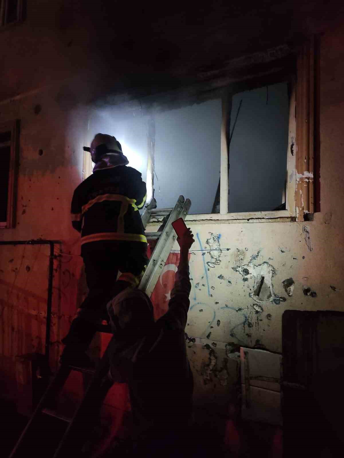 Keşan’da dini nikahlı eşi ile tartışan kişi benzin döküp evi ateşe verdi