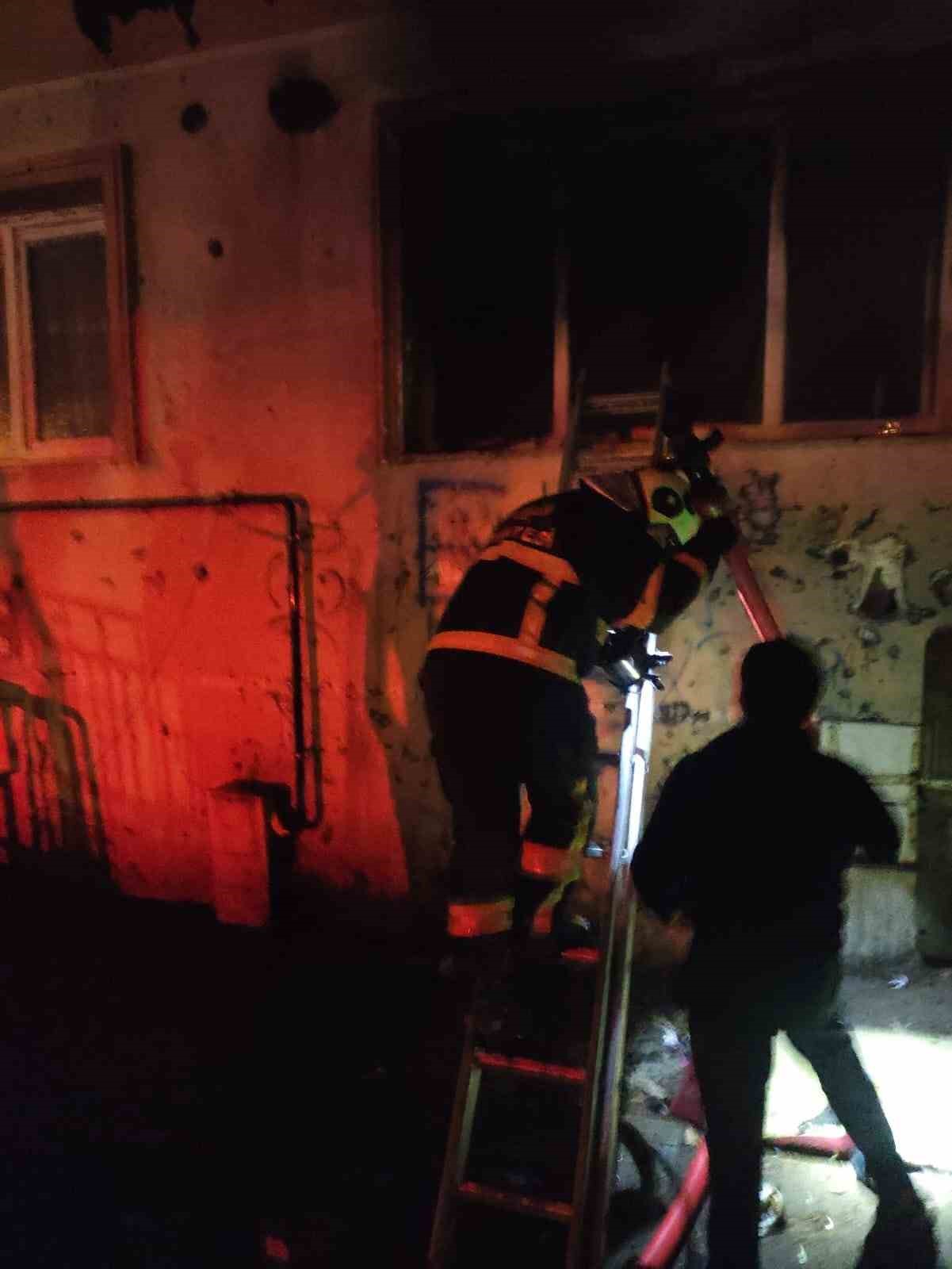 Keşan&rsquo;da dini nikahlı eşi ile tartışan kişi benzin d&ouml;k&uuml;p evi ateşe verdi
