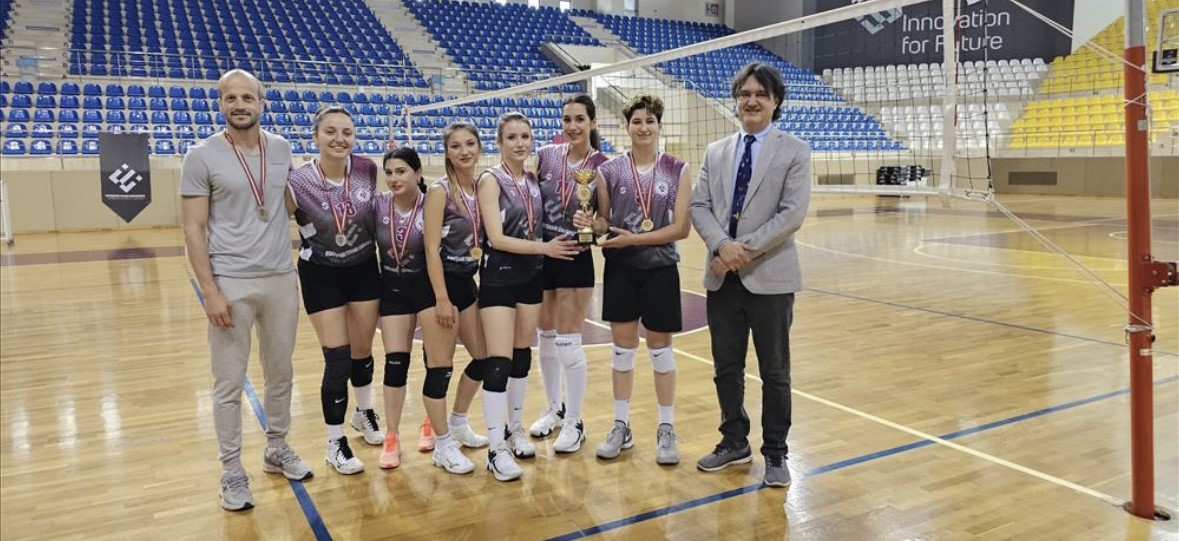 ESTÜ’de voleybol kupaları sahiplerini buldu
