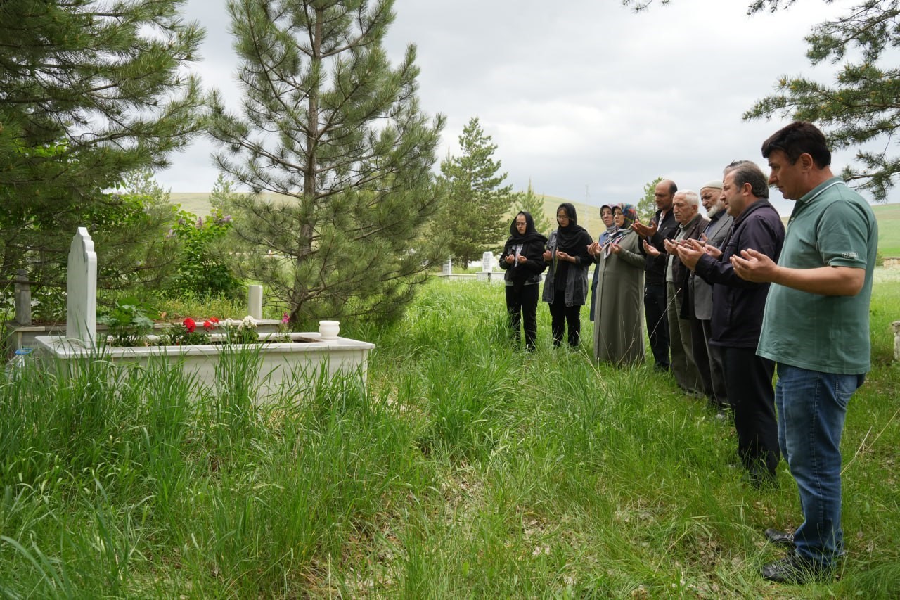 Bayburtlu gazeteci Nişancı mezarı başında dualarla anıldı İhlas Haber Ajansı
