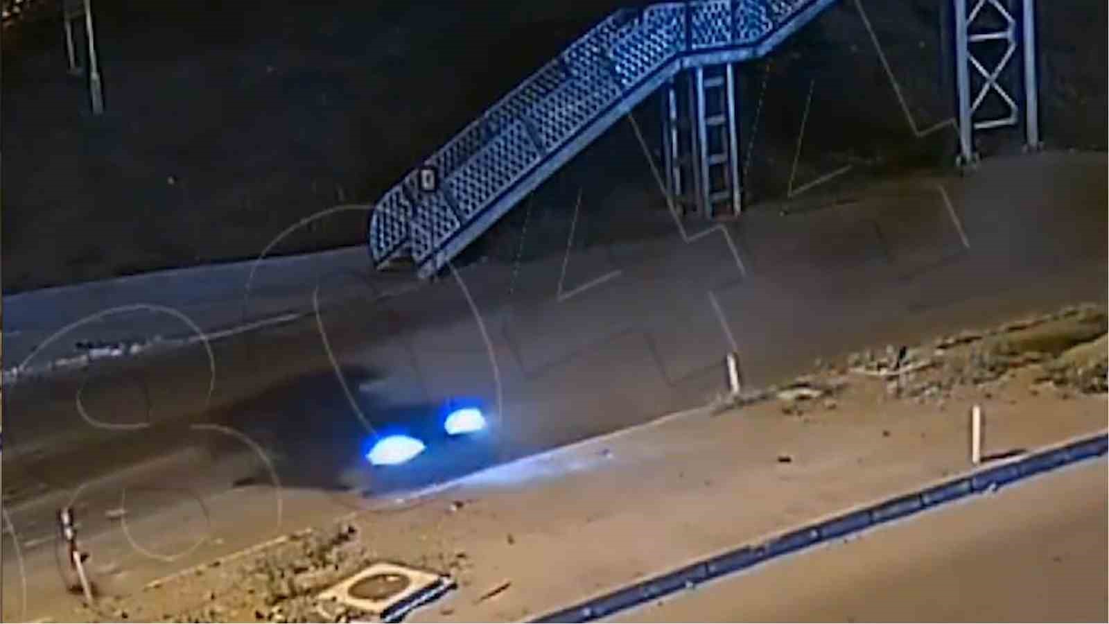 Ani manevrayla otomobile &ccedil;arpmaktan son anda kurtuldu: O anlar kamerada
