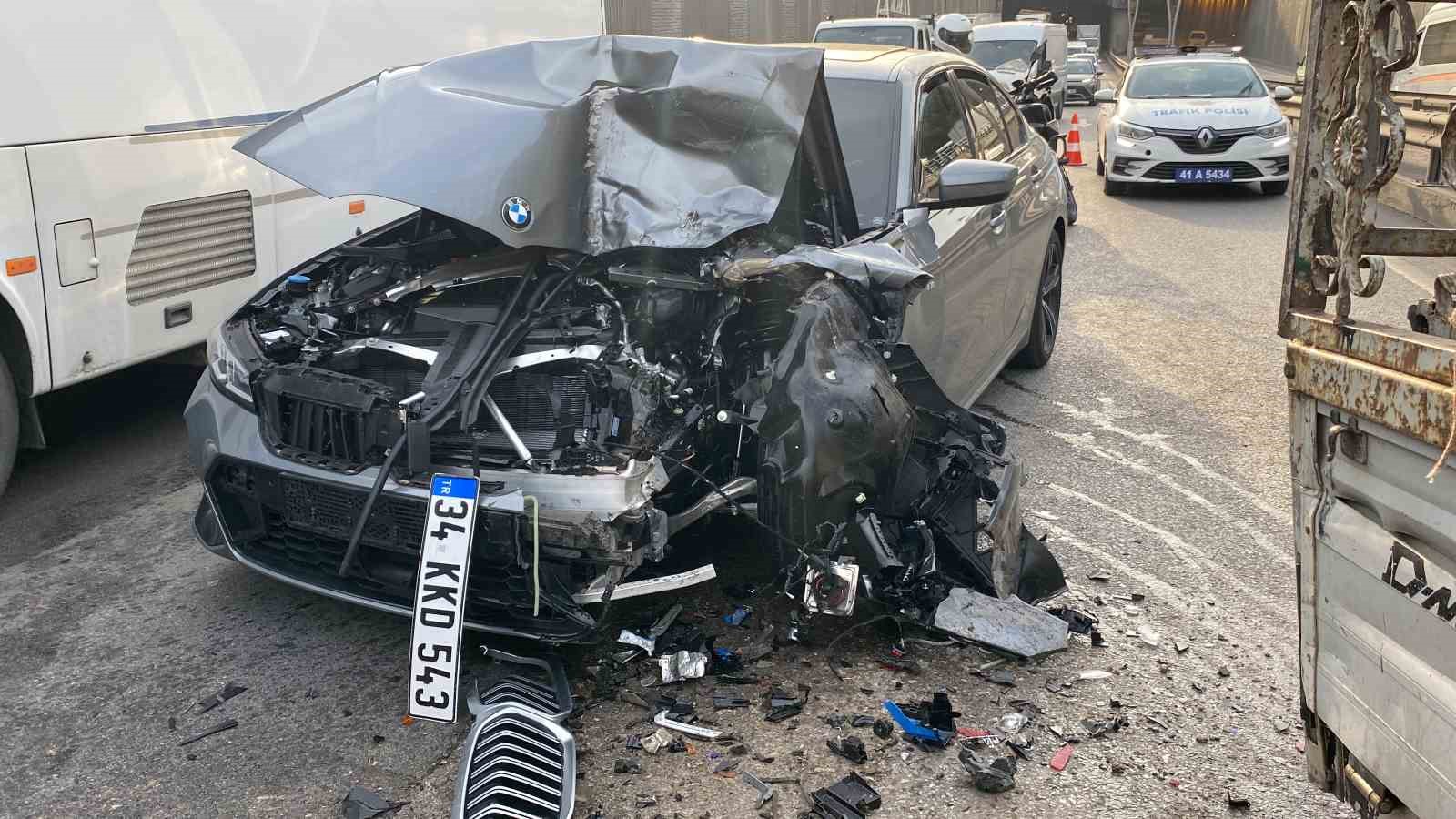 Kocaeli’de zincirleme kaza: 2 kişi yaralandı, otomobil kullanılamaz hale geldi
