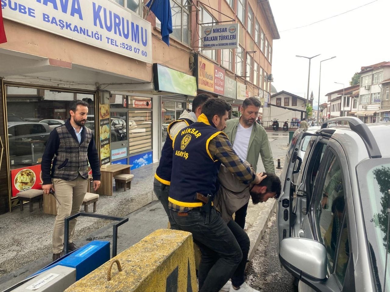 Yaşlı adamı dolandıran şüpheliyi polis kıskıvrak yakaladı