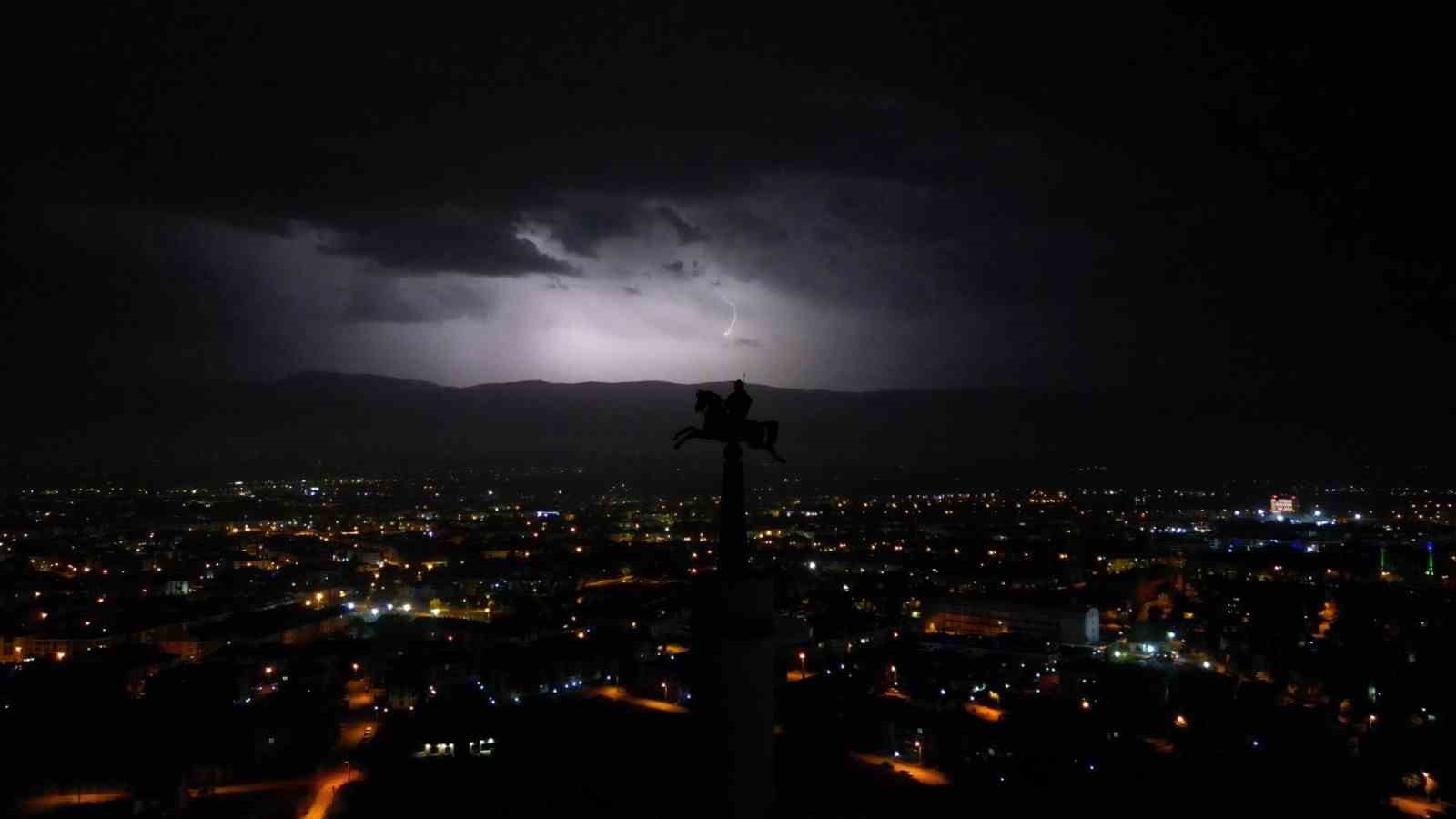 Bolu’da şimşekler geceyi aydınlattı

