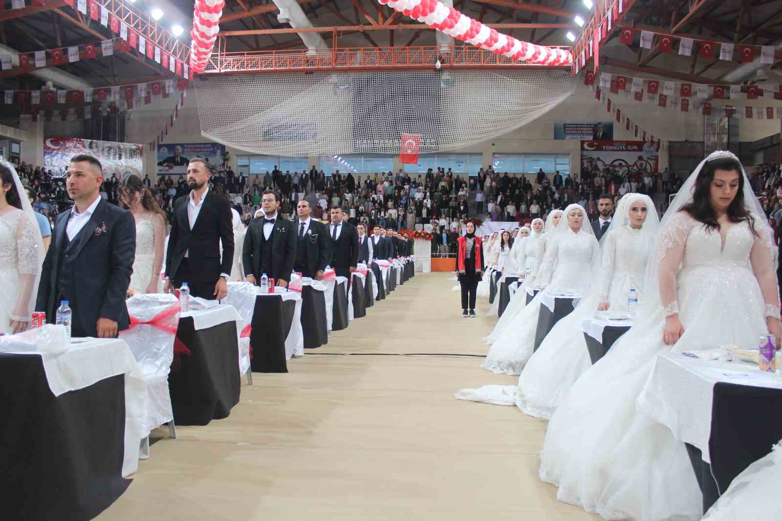 Kahramanmaraş’ta 100 depremzede çift için toplu nikah töreni yapıldı