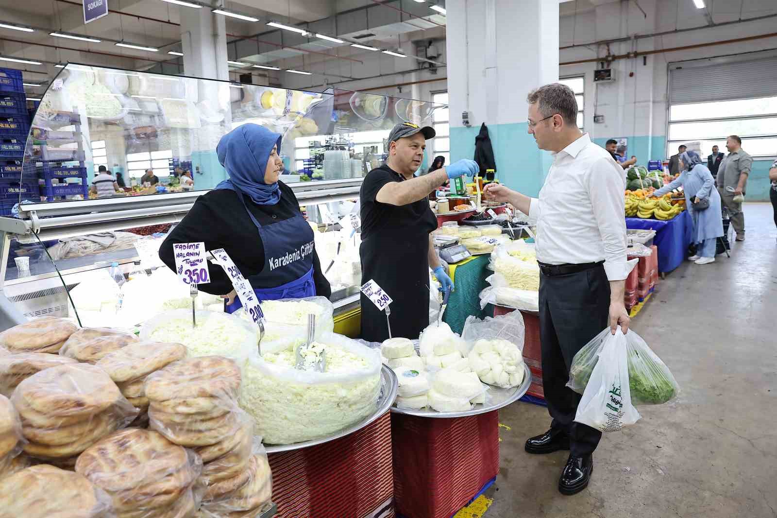 Başakşehir Belediye Başkanı Kartoğlu kapalı pazar yerini ziyaret etti

