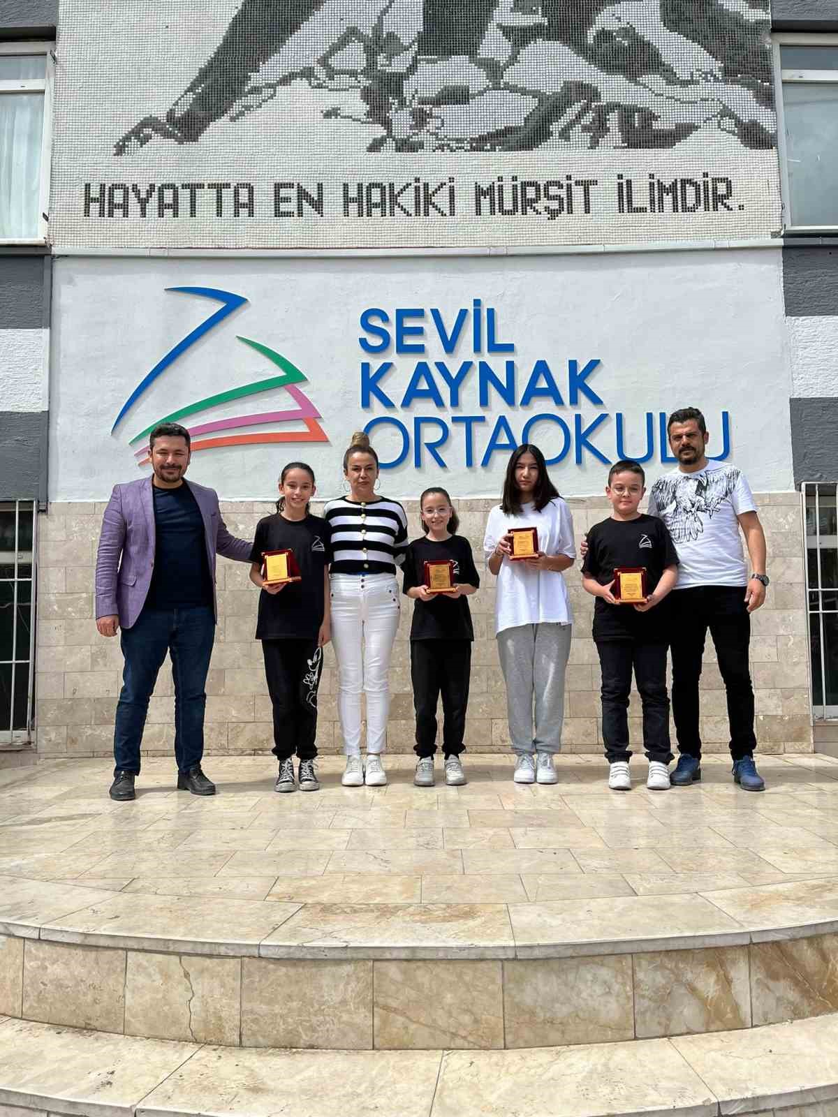 Denizli Sevil Kaynak Ortaoku&rsquo;lundan d&ouml;rt T&uuml;rkiye birincisi
