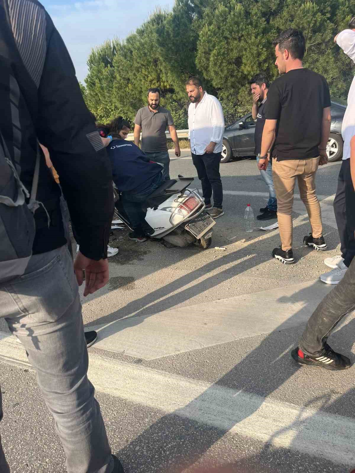 Motosiklet bariyerlere ok gibi saplandı, sıkışan s&uuml;r&uuml;c&uuml; kurtarıldı
